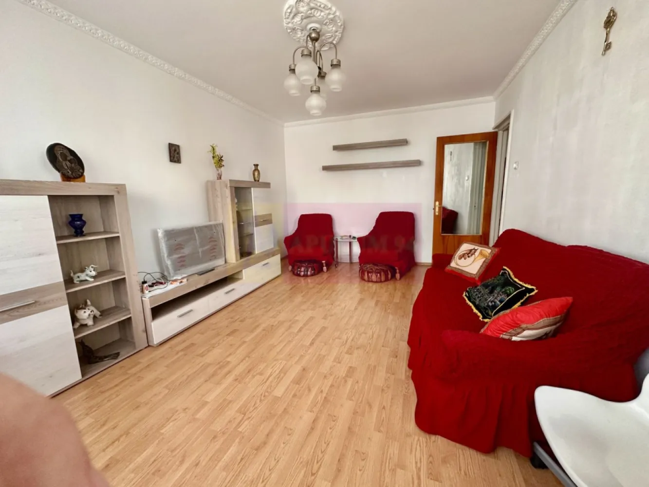 3 camere Rahova -Str Dunavat - Compania imobiliara Apulum94 va propune un apartament de 3 camere situat in zona Rahova - str Dunavat , confort 1 decomandat, etajul 4 .
Blocul este anvelopat si este construit in anul 1981.Suprafata utila a apartamentului este de 68 mp iar suprafata totala de 72 mp. Apartamentul are o serie de imbunatatiri- Usa metalica , termopan, aer conditionat, gresie, faianta, etc, si se vinde mobilat si utilat cum este prezentat in poze.
 Pentru mai multe detalii sau o eventuala vizionare a apartamentului va rog sunati la numarul de telefon 0733683454-Dorin Dinu. Comision 3 % negociabil.