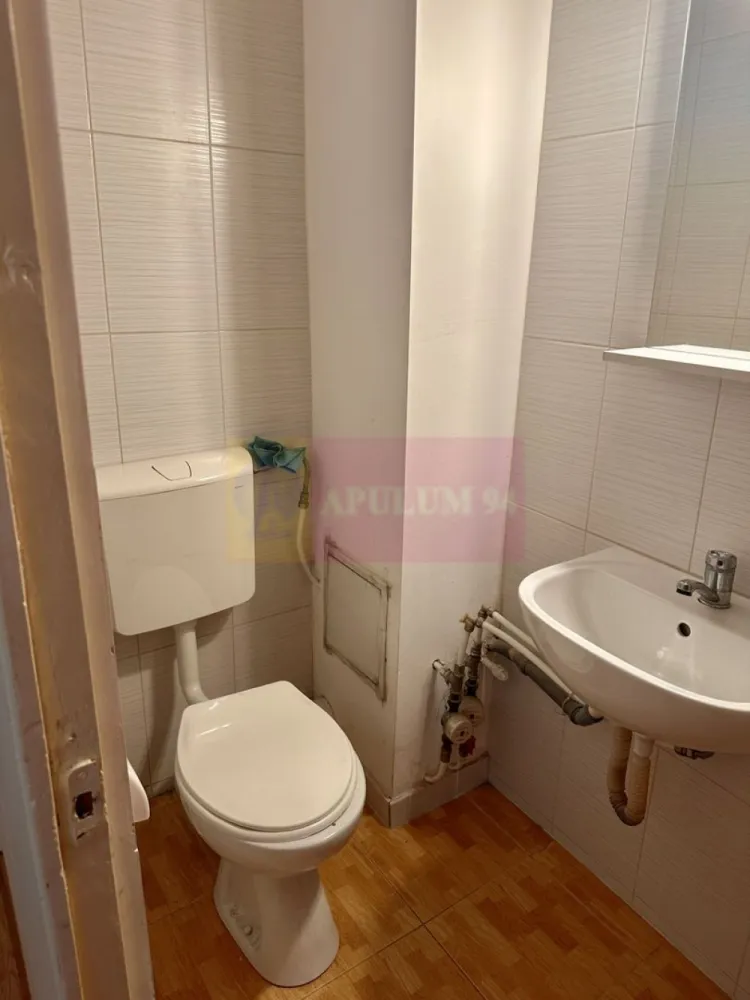 3 camere Rahova -Str Dunavat - Compania imobiliara Apulum94 va propune un apartament de 3 camere situat in zona Rahova - str Dunavat , confort 1 decomandat, etajul 4 .
Blocul este anvelopat si este construit in anul 1981.Suprafata utila a apartamentului este de 68 mp iar suprafata totala de 72 mp. Apartamentul are o serie de imbunatatiri- Usa metalica , termopan, aer conditionat, gresie, faianta, etc, si se vinde mobilat si utilat cum este prezentat in poze.
 Pentru mai multe detalii sau o eventuala vizionare a apartamentului va rog sunati la numarul de telefon 0733683454-Dorin Dinu. Comision 3 % negociabil.