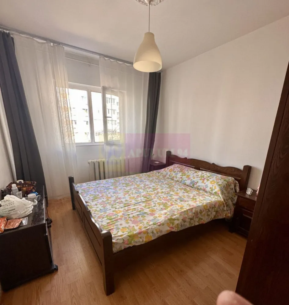 3 camere Rahova -Str Dunavat - Compania imobiliara Apulum94 va propune un apartament de 3 camere situat in zona Rahova - str Dunavat , confort 1 decomandat, etajul 4 .
Blocul este anvelopat si este construit in anul 1981.Suprafata utila a apartamentului este de 68 mp iar suprafata totala de 72 mp. Apartamentul are o serie de imbunatatiri- Usa metalica , termopan, aer conditionat, gresie, faianta, etc, si se vinde mobilat si utilat cum este prezentat in poze.
 Pentru mai multe detalii sau o eventuala vizionare a apartamentului va rog sunati la numarul de telefon 0733683454-Dorin Dinu. Comision 3 % negociabil.