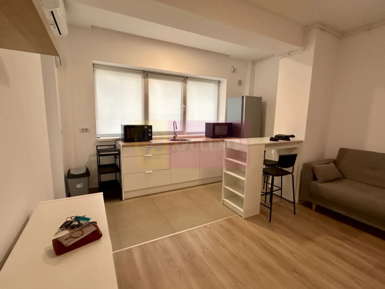 Apartament 2 camere Sebastian - Vulcan Residence/ Loc de parcare+boxa - Compania imobiliara Apulum94 va propune pentru inchiriere un apartament de 2 camere situat in zona Sebastian -Vulcan Residence, finalizat in 2024 Locuința este complet mobilată și utilată, amenajată cu bun gust, gata pentru mutare imediată. Apartamentul beneficiază de loc de parcare inclus și boxă de depozitare, ideale pentru un plus de confort și spațiu.

📍 Complex nou, acces facil
🏢 Construcție 2024
🛋️ Mobilat și utilat complet
🚗 Loc de parcare
📦 Boxă de depozitare
📞 Contact: Dorin Dinu – 0733 683 454
🏢 Apulum944, mobilat si utilat