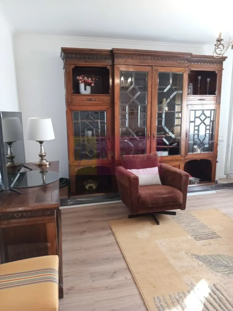 Apartament 3 camere-Panduri-13 Septembrie - Compania imobiliara Apulum94 va propune un apartament de 3 camere in zona Panduri, confort 1 sporit, decomandat,etajul 4, bloc 1987, cu o suprafata utila de 73 mp si o suprafata totala de 78 mp. Apartamentul este situat in apropiere de intersectia Panduri- 13 Septembrie si este complet mobilat si utilat. 
 Pentru alte detalii sau o eventuala vizionare va rog sa ma sunati la numarul de telefon 0733683454- Dorin Dinu/ Apulum94.