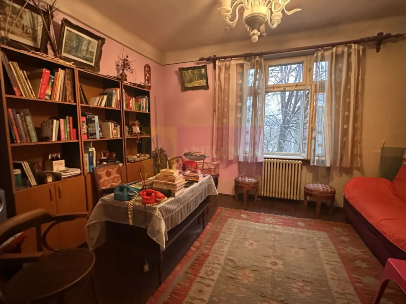 Apartament 4 camere Ferdinand-Gara de Est - Compania imobiliara Apulum94va oferă spre vânzare un apartament spațios de 4 camere, situat într-o zonă centrală și bine conectată – Ferdinand – Gara de Est. Imobilul se află la etajul 3 din 6, într-o clădire solidă construită în anul 1932, cu farmec arhitectural specific perioadei interbelice.

Apartamentul beneficiază de compartimentare generoasă, camere luminoase și un potențial excelent atât pentru locuire, cât și pentru investiție (rezidențial sau birouri).

Caracteristici principale:

4 camere

Etaj 3/6

An construcție: 1932

Clădire încadrată la risc seismic II

Zonă centrală, cu acces rapid la transport public și puncte de interes

Arhitectură deosebită

💰 Preț excepțional:.115.000 euro negociabil
📌 Comision agenție: 3%

📞 Contact: Dorin Dinu – 0733 683 454
🏢 Agenție: Apulum94