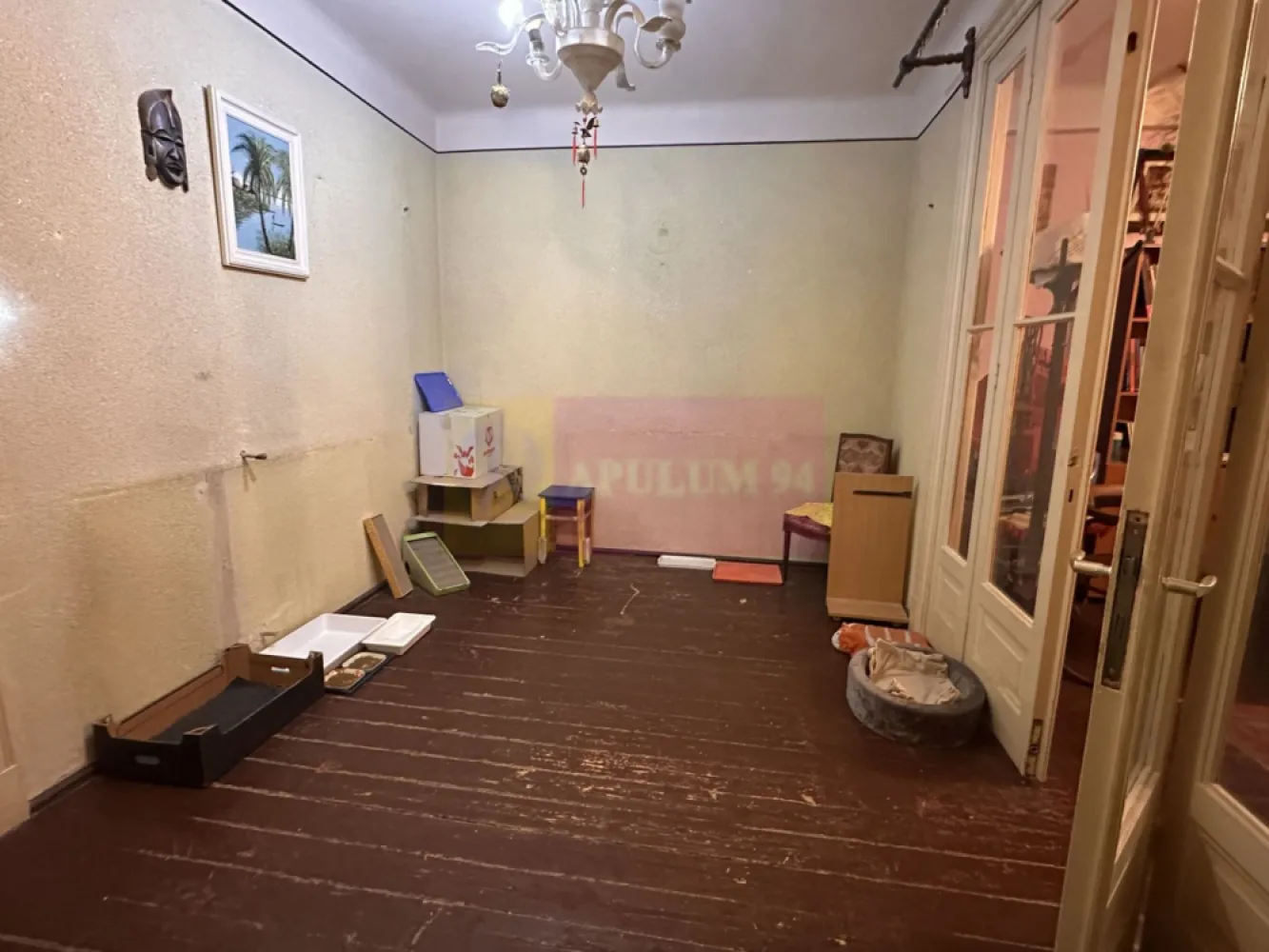 Apartament 4 camere Ferdinand-Gara de Est - Compania imobiliara Apulum94va oferă spre vânzare un apartament spațios de 4 camere, situat într-o zonă centrală și bine conectată – Ferdinand – Gara de Est. Imobilul se află la etajul 3 din 6, într-o clădire solidă construită în anul 1932, cu farmec arhitectural specific perioadei interbelice.

Apartamentul beneficiază de compartimentare generoasă, camere luminoase și un potențial excelent atât pentru locuire, cât și pentru investiție (rezidențial sau birouri).

Caracteristici principale:

4 camere

Etaj 3/6

An construcție: 1932

Clădire încadrată la risc seismic II

Zonă centrală, cu acces rapid la transport public și puncte de interes

Arhitectură deosebită

💰 Preț excepțional:.115.000 euro negociabil
📌 Comision agenție: 3%

📞 Contact: Dorin Dinu – 0733 683 454
🏢 Agenție: Apulum94