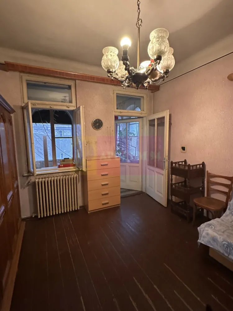 Apartament 4 camere Ferdinand-Gara de Est - Compania imobiliara Apulum94va oferă spre vânzare un apartament spațios de 4 camere, situat într-o zonă centrală și bine conectată – Ferdinand – Gara de Est. Imobilul se află la etajul 3 din 6, într-o clădire solidă construită în anul 1932, cu farmec arhitectural specific perioadei interbelice.

Apartamentul beneficiază de compartimentare generoasă, camere luminoase și un potențial excelent atât pentru locuire, cât și pentru investiție (rezidențial sau birouri).

Caracteristici principale:

4 camere

Etaj 3/6

An construcție: 1932

Clădire încadrată la risc seismic II

Zonă centrală, cu acces rapid la transport public și puncte de interes

Arhitectură deosebită

💰 Preț excepțional:.115.000 euro negociabil
📌 Comision agenție: 3%

📞 Contact: Dorin Dinu – 0733 683 454
🏢 Agenție: Apulum94