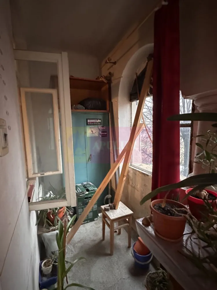 Apartament 4 camere Ferdinand-Gara de Est - Compania imobiliara Apulum94va oferă spre vânzare un apartament spațios de 4 camere, situat într-o zonă centrală și bine conectată – Ferdinand – Gara de Est. Imobilul se află la etajul 3 din 6, într-o clădire solidă construită în anul 1932, cu farmec arhitectural specific perioadei interbelice.

Apartamentul beneficiază de compartimentare generoasă, camere luminoase și un potențial excelent atât pentru locuire, cât și pentru investiție (rezidențial sau birouri).

Caracteristici principale:

4 camere

Etaj 3/6

An construcție: 1932

Clădire încadrată la risc seismic II

Zonă centrală, cu acces rapid la transport public și puncte de interes

Arhitectură deosebită

💰 Preț excepțional:.115.000 euro negociabil
📌 Comision agenție: 3%

📞 Contact: Dorin Dinu – 0733 683 454
🏢 Agenție: Apulum94