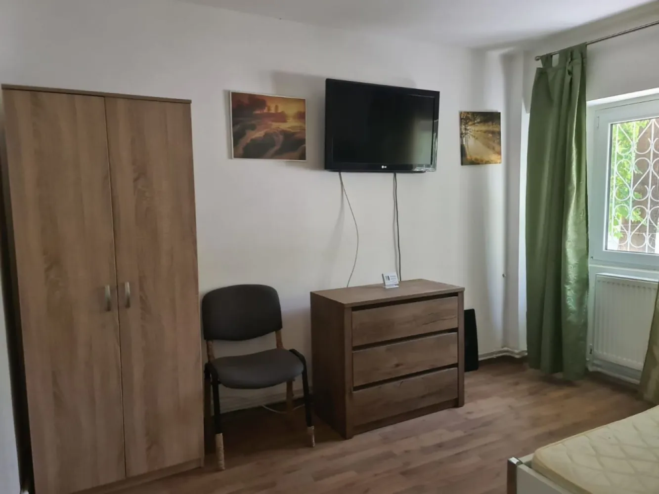 De vanzare apartament cu o camera, parter, I.C.Frimu 43.000 euro - Vând apartament cu 1 cameră, situat la parterul unui bloc din cartierul I.C. Frimu. Apartamentul are o suprafață de 28 mp și este ideal atât pentru locuit, cât și pentru investiție, fiind în prezent închiriat.
Apartamentul se vinde mobilat, exact ca în fotografii.
Dotări:
- centrală termică;
- geamuri termopan;
- ușă metalică;
- gresie și parchet;
- baie și bucătărie funcționale.
Zona este liniștită, cu acces facil la magazine, transport public și alte puncte de interes.
Apartamentul se poate prelua și cu chiriaș, reprezentând o bună oportunitate pentru investiție.
Preț: 43.000 euro
Comision agenție: 1,5%.
Pentru mai multe detalii și programări la vizionare, sunați la numărul de telefon 0741.030.291 Marilena.