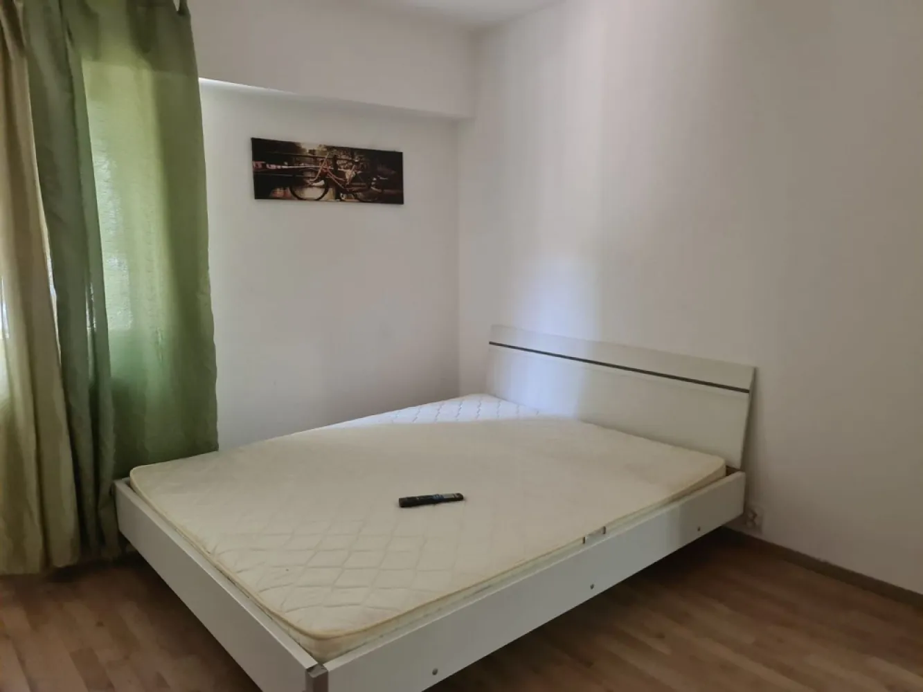 De vanzare apartament cu o camera, parter, I.C.Frimu 43.000 euro - Vând apartament cu 1 cameră, situat la parterul unui bloc din cartierul I.C. Frimu. Apartamentul are o suprafață de 28 mp și este ideal atât pentru locuit, cât și pentru investiție, fiind în prezent închiriat.
Apartamentul se vinde mobilat, exact ca în fotografii.
Dotări:
- centrală termică;
- geamuri termopan;
- ușă metalică;
- gresie și parchet;
- baie și bucătărie funcționale.
Zona este liniștită, cu acces facil la magazine, transport public și alte puncte de interes.
Apartamentul se poate prelua și cu chiriaș, reprezentând o bună oportunitate pentru investiție.
Preț: 43.000 euro
Comision agenție: 1,5%.
Pentru mai multe detalii și programări la vizionare, sunați la numărul de telefon 0741.030.291 Marilena.