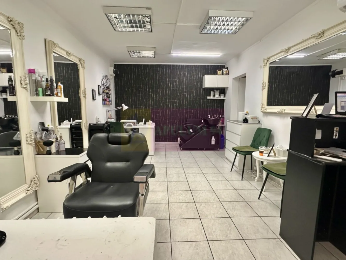 Spatiu comercial-Calea Rahovei-Sebastian- Petre Ispirescu - Compania imobiliara Apulum94 va propune un spațiu comercial 36 mp, Calea Rahovei, acces stradal
Spațiu comercial cu acces direct din Calea Rahovei, poziționat între Sebastian și Petre Ispirescu, zonă cu trafic constant auto și pietonal. Vizibilitate bună, potrivit pentru activități cu public.
Suprafață utilă 36 mp plus balcon închis de 2 mp. Parter, intrare stradală. În acte spațiu comercial.
Funcționează în prezent ca salon de înfrumusețare, configurat eficient pentru servicii beauty, cosmetică, manichiură, birou servicii sau activități similare.
Disponibil începând cu 1 martie 2026.
Chirie 800 euro/lună, ușor negociabil.
Proprietar persoană fizică.
Pentru detalii și programarea unei vizionări, contactati-ne la telefon 0733683454-Dorin Dinu- Apulum94.
