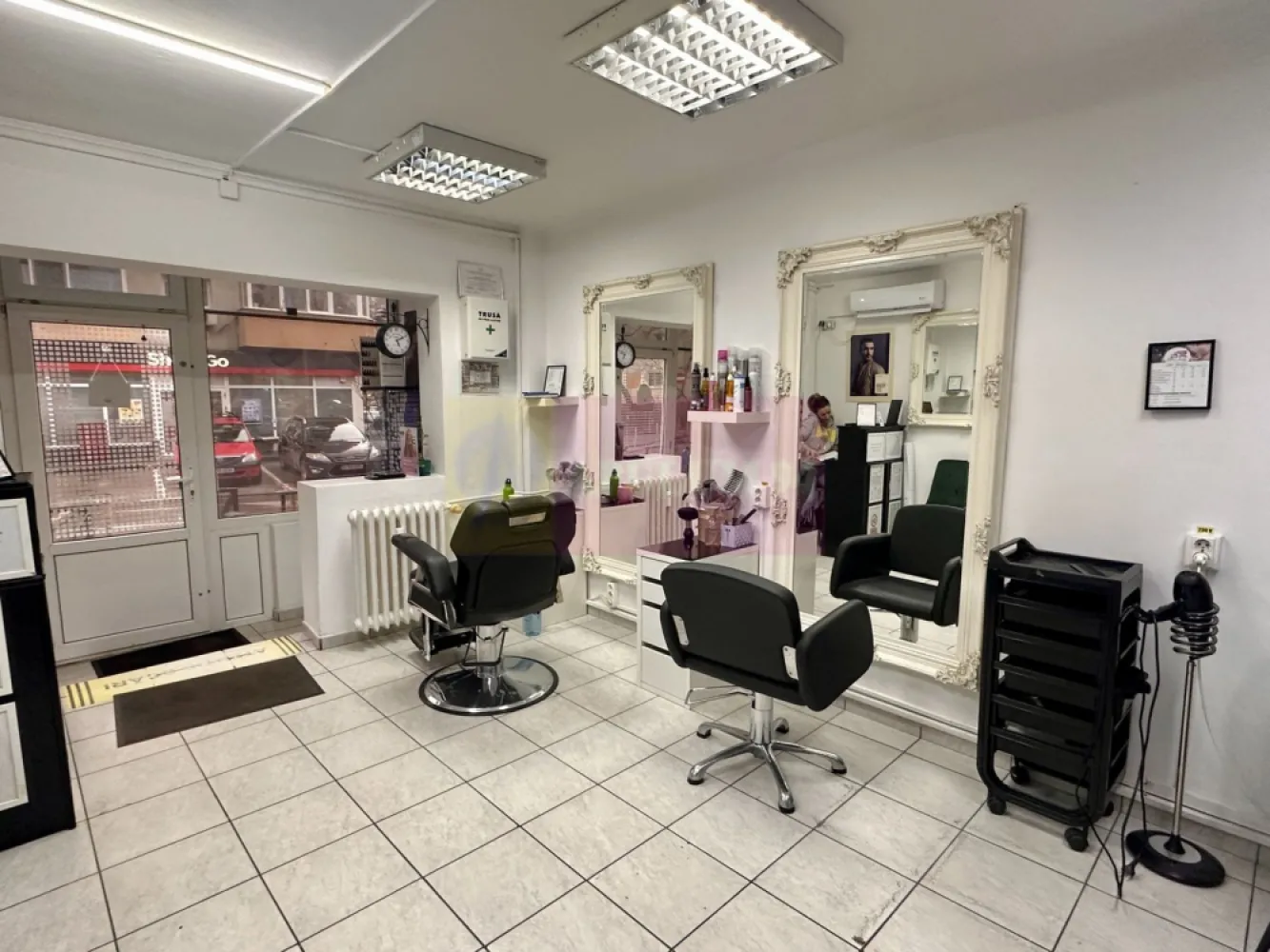 Spatiu comercial-Calea Rahovei-Sebastian- Petre Ispirescu - Compania imobiliara Apulum94 va propune un spațiu comercial 36 mp, Calea Rahovei, acces stradal
Spațiu comercial cu acces direct din Calea Rahovei, poziționat între Sebastian și Petre Ispirescu, zonă cu trafic constant auto și pietonal. Vizibilitate bună, potrivit pentru activități cu public.
Suprafață utilă 36 mp plus balcon închis de 2 mp. Parter, intrare stradală. În acte spațiu comercial.
Funcționează în prezent ca salon de înfrumusețare, configurat eficient pentru servicii beauty, cosmetică, manichiură, birou servicii sau activități similare.
Disponibil începând cu 1 martie 2026.
Chirie 800 euro/lună, ușor negociabil.
Proprietar persoană fizică.
Pentru detalii și programarea unei vizionări, contactati-ne la telefon 0733683454-Dorin Dinu- Apulum94.