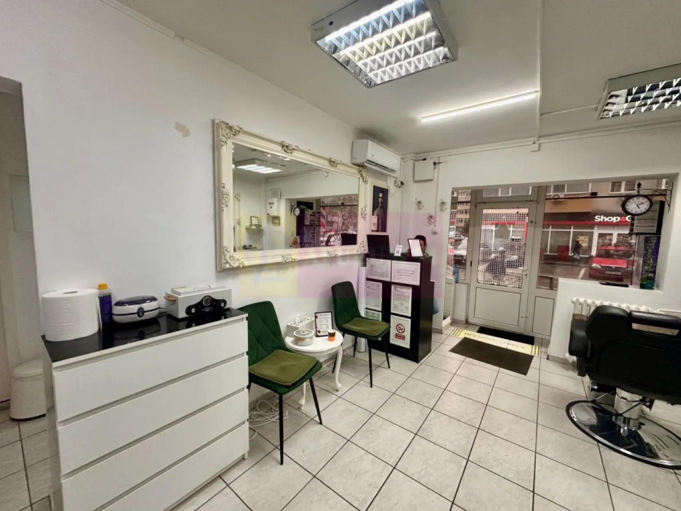Spatiu comercial-Calea Rahovei-Sebastian- Petre Ispirescu - Compania imobiliara Apulum94 va propune un spațiu comercial 36 mp, Calea Rahovei, acces stradal
Spațiu comercial cu acces direct din Calea Rahovei, poziționat între Sebastian și Petre Ispirescu, zonă cu trafic constant auto și pietonal. Vizibilitate bună, potrivit pentru activități cu public.
Suprafață utilă 36 mp plus balcon închis de 2 mp. Parter, intrare stradală. În acte spațiu comercial.
Funcționează în prezent ca salon de înfrumusețare, configurat eficient pentru servicii beauty, cosmetică, manichiură, birou servicii sau activități similare.
Disponibil începând cu 1 martie 2026.
Chirie 800 euro/lună, ușor negociabil.
Proprietar persoană fizică.
Pentru detalii și programarea unei vizionări, contactati-ne la telefon 0733683454-Dorin Dinu- Apulum94.