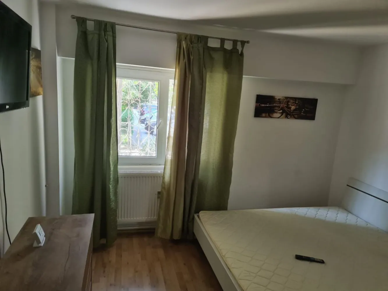 De vanzare apartament cu o camera, parter, I.C.Frimu 43.000 euro - Vând apartament cu 1 cameră, situat la parterul unui bloc din cartierul I.C. Frimu. Apartamentul are o suprafață de 28 mp și este ideal atât pentru locuit, cât și pentru investiție, fiind în prezent închiriat.
Apartamentul se vinde mobilat, exact ca în fotografii.
Dotări:
- centrală termică;
- geamuri termopan;
- ușă metalică;
- gresie și parchet;
- baie și bucătărie funcționale.
Zona este liniștită, cu acces facil la magazine, transport public și alte puncte de interes.
Apartamentul se poate prelua și cu chiriaș, reprezentând o bună oportunitate pentru investiție.
Preț: 43.000 euro
Comision agenție: 1,5%.
Pentru mai multe detalii și programări la vizionare, sunați la numărul de telefon 0741.030.291 Marilena.