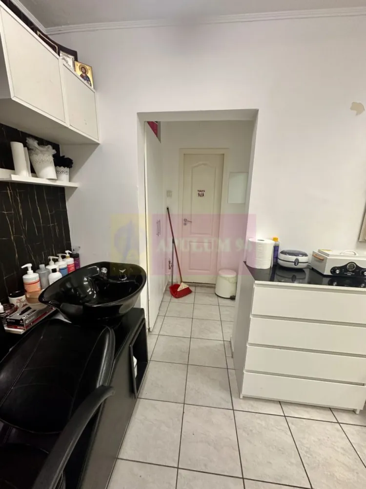 Spatiu comercial-Calea Rahovei-Sebastian- Petre Ispirescu - Compania imobiliara Apulum94 va propune un spațiu comercial 36 mp, Calea Rahovei, acces stradal
Spațiu comercial cu acces direct din Calea Rahovei, poziționat între Sebastian și Petre Ispirescu, zonă cu trafic constant auto și pietonal. Vizibilitate bună, potrivit pentru activități cu public.
Suprafață utilă 36 mp plus balcon închis de 2 mp. Parter, intrare stradală. În acte spațiu comercial.
Funcționează în prezent ca salon de înfrumusețare, configurat eficient pentru servicii beauty, cosmetică, manichiură, birou servicii sau activități similare.
Disponibil începând cu 1 martie 2026.
Chirie 800 euro/lună, ușor negociabil.
Proprietar persoană fizică.
Pentru detalii și programarea unei vizionări, contactati-ne la telefon 0733683454-Dorin Dinu- Apulum94.