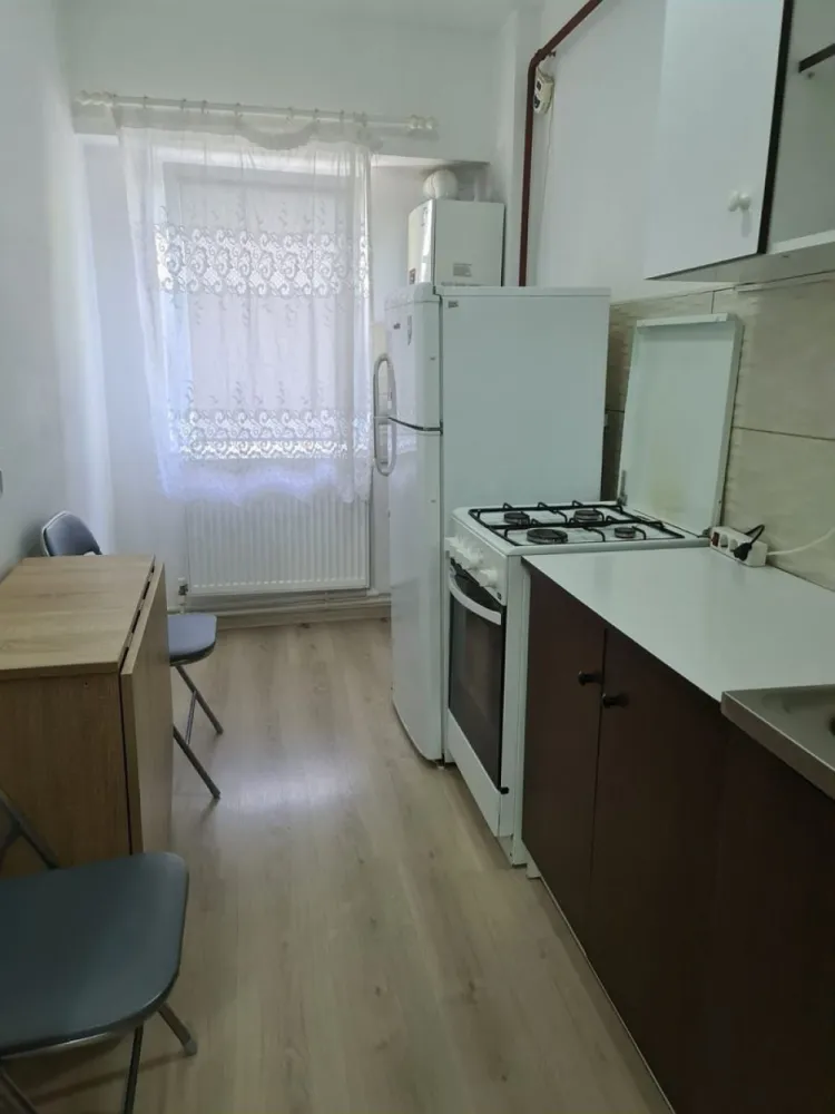 De vanzare apartament cu o camera, parter, I.C.Frimu 43.000 euro - Vând apartament cu 1 cameră, situat la parterul unui bloc din cartierul I.C. Frimu. Apartamentul are o suprafață de 28 mp și este ideal atât pentru locuit, cât și pentru investiție, fiind în prezent închiriat.
Apartamentul se vinde mobilat, exact ca în fotografii.
Dotări:
- centrală termică;
- geamuri termopan;
- ușă metalică;
- gresie și parchet;
- baie și bucătărie funcționale.
Zona este liniștită, cu acces facil la magazine, transport public și alte puncte de interes.
Apartamentul se poate prelua și cu chiriaș, reprezentând o bună oportunitate pentru investiție.
Preț: 43.000 euro
Comision agenție: 1,5%.
Pentru mai multe detalii și programări la vizionare, sunați la numărul de telefon 0741.030.291 Marilena.