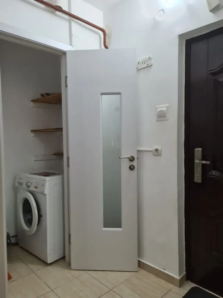 De vanzare apartament cu o camera, parter, I.C.Frimu 43.000 euro - Vând apartament cu 1 cameră, situat la parterul unui bloc din cartierul I.C. Frimu. Apartamentul are o suprafață de 28 mp și este ideal atât pentru locuit, cât și pentru investiție, fiind în prezent închiriat.
Apartamentul se vinde mobilat, exact ca în fotografii.
Dotări:
- centrală termică;
- geamuri termopan;
- ușă metalică;
- gresie și parchet;
- baie și bucătărie funcționale.
Zona este liniștită, cu acces facil la magazine, transport public și alte puncte de interes.
Apartamentul se poate prelua și cu chiriaș, reprezentând o bună oportunitate pentru investiție.
Preț: 43.000 euro
Comision agenție: 1,5%.
Pentru mai multe detalii și programări la vizionare, sunați la numărul de telefon 0741.030.291 Marilena.