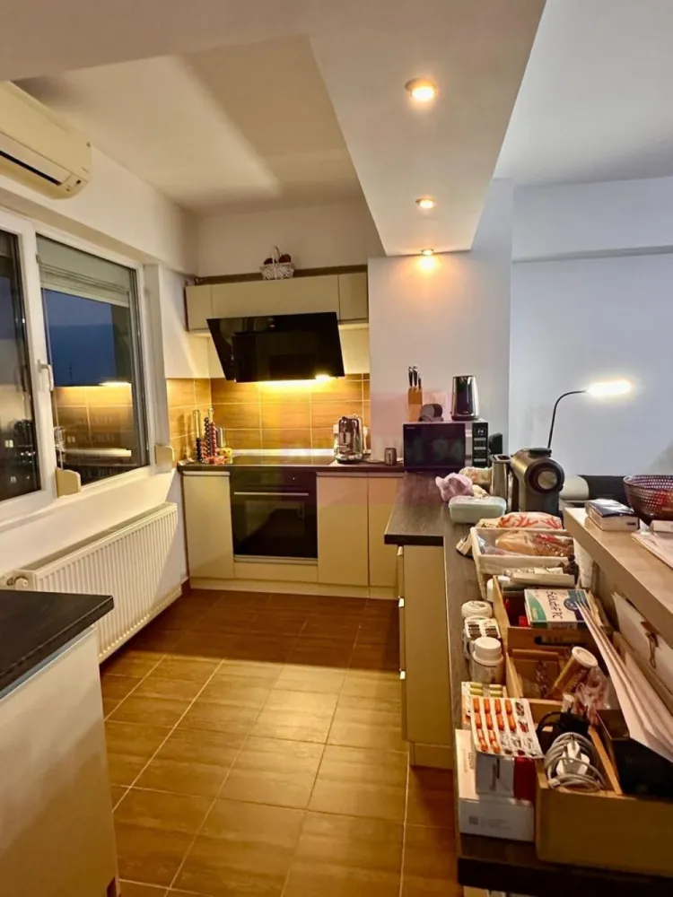 Apartament 3 camere tip duplex -Sebastian Parc Sebastian / Kaufland - Compania imobiliara Apulum94 va propune un apartament deosebit (unicat ) de 3 camere tip duplex situat la etajele 9 si 10 (deasupra pod ) intr-un bloc dat in folosinta in anul 2014, in zona Sebastian Parc - Kaufland - Carrefour Vulcan .Blocul este anvelopat ,are pod si este stradal ,dar un pic retras de la strada.Apartamentul are costuri mici de intretinere- centrala termica-izolare termica-pozitie de mijloc in cadrul blocului - orientare sud est-sud- construit cu materiale de calitate .Suprafata utila a apartamentului este de 78 mp, suprafata totala de 86 mp si separat se poate vinde si cu o boxa de 8 mp. Apartamentul se vinde mobilat precum in poze , are doua aparate Daikin de aer conditionat de 12000 btu, usi Pinum la interior , usa metalica , obiectele sanitare sunt Roca si Grohe iar cele doua bai sunt in variantgeamurilea cada si cabina de dus . Bucataria este echipata cu plita cu inductie Electrolux, hota Teka, masina de spalat vase Aristone. De asemenea apartamentul are rulouri exterioare la toate geamurile.
 Pentru mai multe detalii sau o eventuala vizionare va rog sunati la numarul de telefon 0733683454 Dinu Dorin / Apulum94.