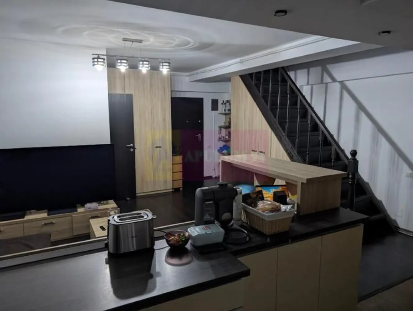 Apartament 3 camere tip duplex -Sebastian Parc Sebastian / Kaufland - Compania imobiliara Apulum94 va propune un apartament deosebit (unicat ) de 3 camere tip duplex situat la etajele 9 si 10 (deasupra pod ) intr-un bloc dat in folosinta in anul 2014, in zona Sebastian Parc - Kaufland - Carrefour Vulcan .Blocul este anvelopat ,are pod si este stradal ,dar un pic retras de la strada.Apartamentul are costuri mici de intretinere- centrala termica-izolare termica-pozitie de mijloc in cadrul blocului - orientare sud est-sud- construit cu materiale de calitate .Suprafata utila a apartamentului este de 78 mp, suprafata totala de 86 mp si separat se poate vinde si cu o boxa de 8 mp. Apartamentul se vinde mobilat precum in poze , are doua aparate Daikin de aer conditionat de 12000 btu, usi Pinum la interior , usa metalica , obiectele sanitare sunt Roca si Grohe iar cele doua bai sunt in variantgeamurilea cada si cabina de dus . Bucataria este echipata cu plita cu inductie Electrolux, hota Teka, masina de spalat vase Aristone. De asemenea apartamentul are rulouri exterioare la toate geamurile.
 Pentru mai multe detalii sau o eventuala vizionare va rog sunati la numarul de telefon 0733683454 Dinu Dorin / Apulum94.