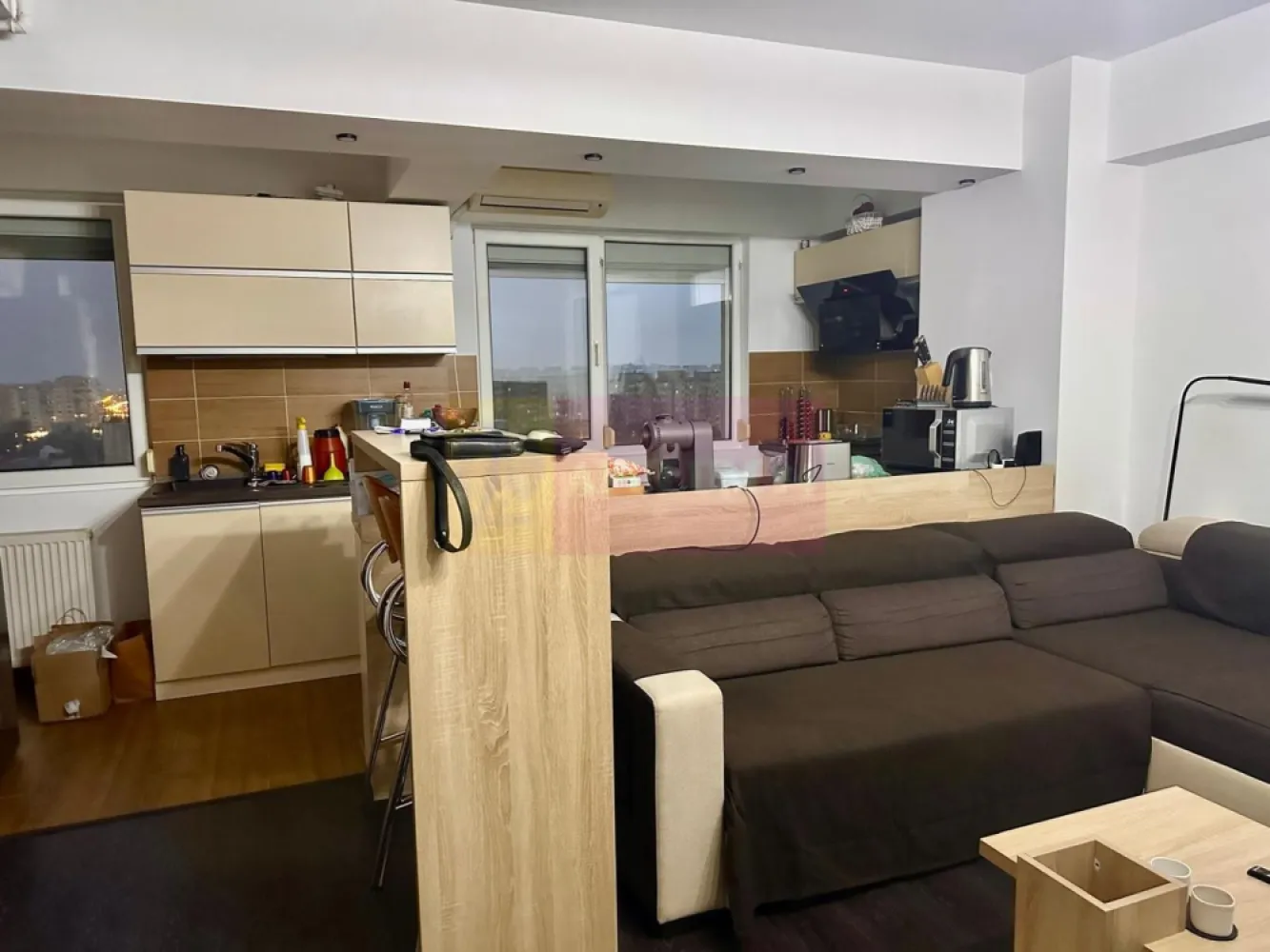 Apartament 3 camere tip duplex -Sebastian Parc Sebastian / Kaufland - Compania imobiliara Apulum94 va propune un apartament deosebit (unicat ) de 3 camere tip duplex situat la etajele 9 si 10 (deasupra pod ) intr-un bloc dat in folosinta in anul 2014, in zona Sebastian Parc - Kaufland - Carrefour Vulcan .Blocul este anvelopat ,are pod si este stradal ,dar un pic retras de la strada.Apartamentul are costuri mici de intretinere- centrala termica-izolare termica-pozitie de mijloc in cadrul blocului - orientare sud est-sud- construit cu materiale de calitate .Suprafata utila a apartamentului este de 78 mp, suprafata totala de 86 mp si separat se poate vinde si cu o boxa de 8 mp. Apartamentul se vinde mobilat precum in poze , are doua aparate Daikin de aer conditionat de 12000 btu, usi Pinum la interior , usa metalica , obiectele sanitare sunt Roca si Grohe iar cele doua bai sunt in variantgeamurilea cada si cabina de dus . Bucataria este echipata cu plita cu inductie Electrolux, hota Teka, masina de spalat vase Aristone. De asemenea apartamentul are rulouri exterioare la toate geamurile.
 Pentru mai multe detalii sau o eventuala vizionare va rog sunati la numarul de telefon 0733683454 Dinu Dorin / Apulum94.