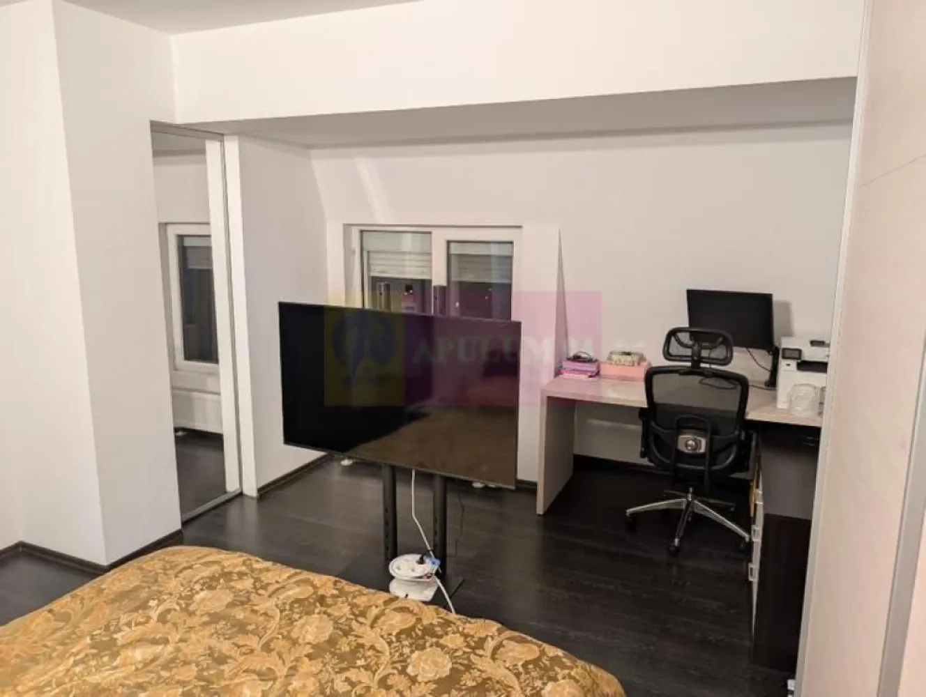 Apartament 3 camere tip duplex -Sebastian Parc Sebastian / Kaufland - Compania imobiliara Apulum94 va propune un apartament deosebit (unicat ) de 3 camere tip duplex situat la etajele 9 si 10 (deasupra pod ) intr-un bloc dat in folosinta in anul 2014, in zona Sebastian Parc - Kaufland - Carrefour Vulcan .Blocul este anvelopat ,are pod si este stradal ,dar un pic retras de la strada.Apartamentul are costuri mici de intretinere- centrala termica-izolare termica-pozitie de mijloc in cadrul blocului - orientare sud est-sud- construit cu materiale de calitate .Suprafata utila a apartamentului este de 78 mp, suprafata totala de 86 mp si separat se poate vinde si cu o boxa de 8 mp. Apartamentul se vinde mobilat precum in poze , are doua aparate Daikin de aer conditionat de 12000 btu, usi Pinum la interior , usa metalica , obiectele sanitare sunt Roca si Grohe iar cele doua bai sunt in variantgeamurilea cada si cabina de dus . Bucataria este echipata cu plita cu inductie Electrolux, hota Teka, masina de spalat vase Aristone. De asemenea apartamentul are rulouri exterioare la toate geamurile.
 Pentru mai multe detalii sau o eventuala vizionare va rog sunati la numarul de telefon 0733683454 Dinu Dorin / Apulum94.