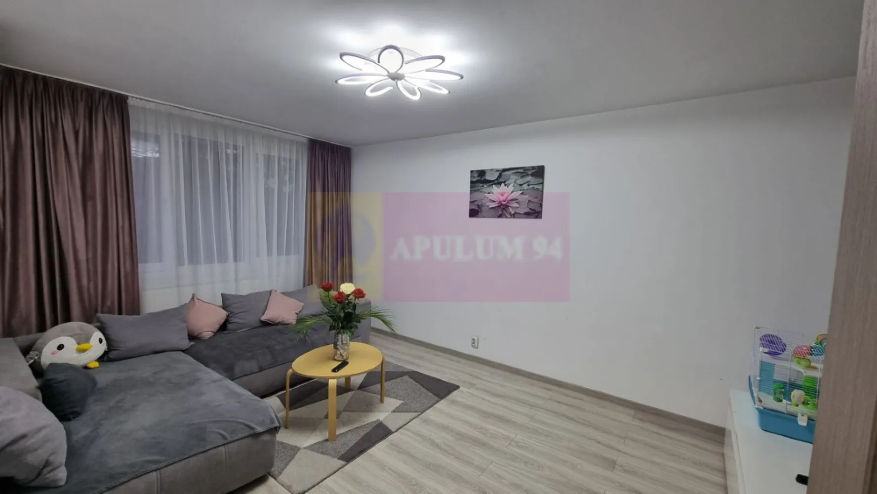 Apartament 3 camere 3/4 -Piata Resita - Compania imobiliara Apulum94 va propune un apartament de 3 camere, 3/4 , confort 1 ,decomandat situat intr-un bloc de 4 etaje in zona Piata Resita. Blocul este anvelopat si este construit in anul 1974. Apartamentul are o serie de imbunatatiri precum termopan, usa metalica, gresie, faianta, parchet etc, o suprafata utila de61 mp, suprafata totala de 65 mp.
 Pentru mai multe detalii sau o eventuala vizionare va rog sunati la numarul de telefon 0733683454- Dorin Dinu /Apulum94.