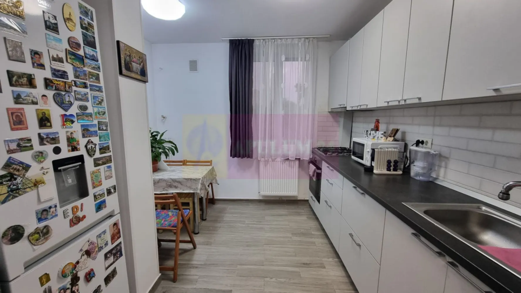Apartament 3 camere 3/4 -Piata Resita - Compania imobiliara Apulum94 va propune un apartament de 3 camere, 3/4 , confort 1 ,decomandat situat intr-un bloc de 4 etaje in zona Piata Resita. Blocul este anvelopat si este construit in anul 1974. Apartamentul are o serie de imbunatatiri precum termopan, usa metalica, gresie, faianta, parchet etc, o suprafata utila de61 mp, suprafata totala de 65 mp.
 Pentru mai multe detalii sau o eventuala vizionare va rog sunati la numarul de telefon 0733683454- Dorin Dinu /Apulum94.