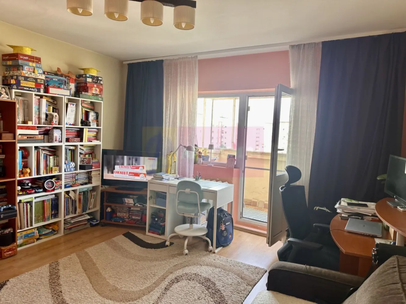 2 camere de vanzare Sebastian - Novaci - Compania imobiliara Apulum94 va propune un apartament de doua camere confort 1 sporit , decomandat , etajul 7/8, intr-un bloc 1987 situat in zona Sebastian- Novaci . Apartamentul are o serie de imbunatatiri precum usa metalica , aer conditionat , geamuri termopan , gresie , faianta, parchet ,usi interioare schimbate . Apartamentul are si loc de parcare ADP .
 Pentru mai multe detalii sau o eventuala vizionare a apartamentului va rog sa sunati la numarul de telefon 0733683454- Dorin Dinu / Apulum94.
