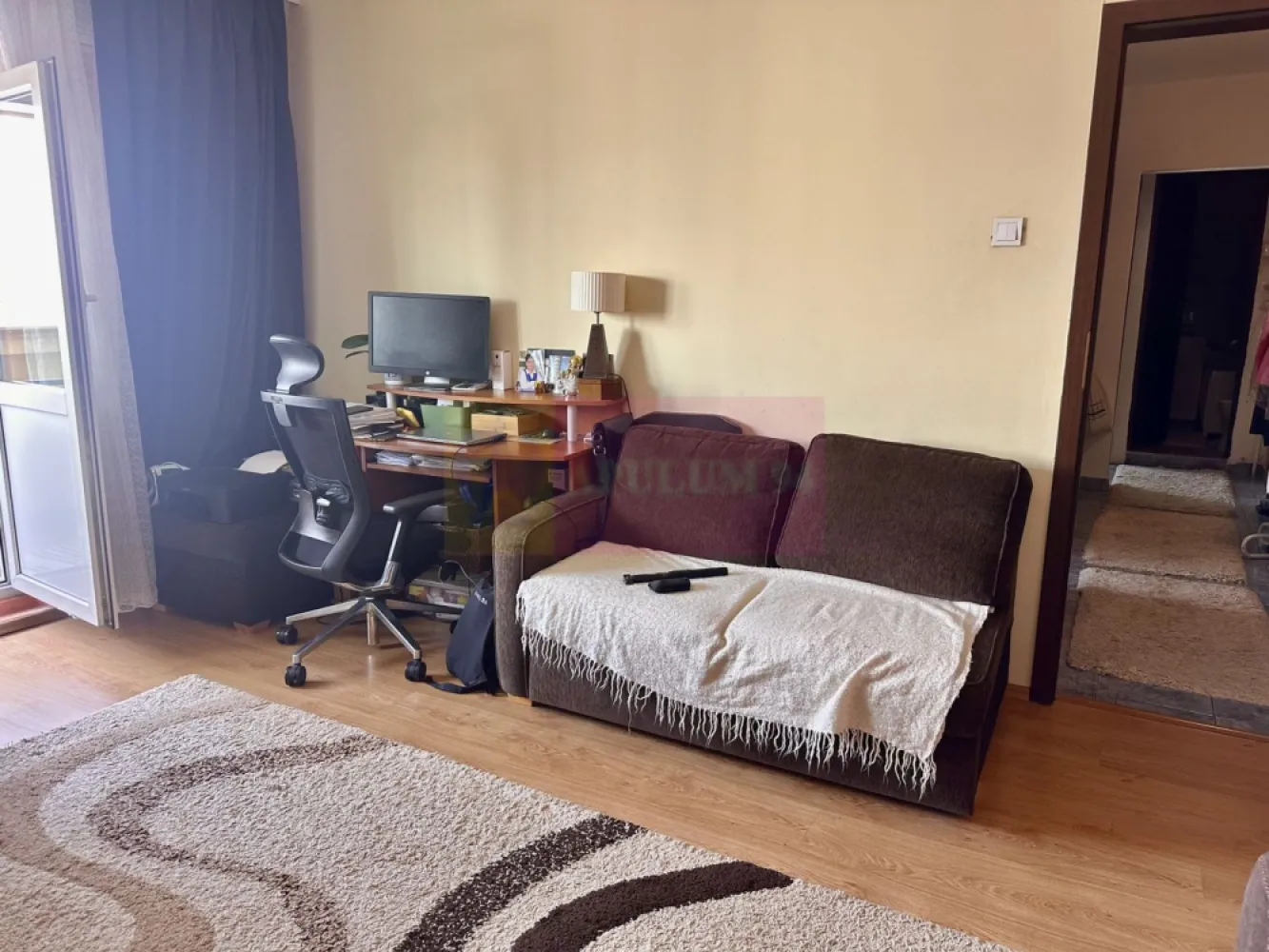 2 camere de vanzare Sebastian - Novaci - Compania imobiliara Apulum94 va propune un apartament de doua camere confort 1 sporit , decomandat , etajul 7/8, intr-un bloc 1987 situat in zona Sebastian- Novaci . Apartamentul are o serie de imbunatatiri precum usa metalica , aer conditionat , geamuri termopan , gresie , faianta, parchet ,usi interioare schimbate . Apartamentul are si loc de parcare ADP .
 Pentru mai multe detalii sau o eventuala vizionare a apartamentului va rog sa sunati la numarul de telefon 0733683454- Dorin Dinu / Apulum94.