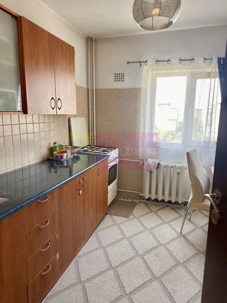 2 camere de vanzare Sebastian - Novaci - Compania imobiliara Apulum94 va propune un apartament de doua camere confort 1 sporit , decomandat , etajul 7/8, intr-un bloc 1987 situat in zona Sebastian- Novaci . Apartamentul are o serie de imbunatatiri precum usa metalica , aer conditionat , geamuri termopan , gresie , faianta, parchet ,usi interioare schimbate . Apartamentul are si loc de parcare ADP .
 Pentru mai multe detalii sau o eventuala vizionare a apartamentului va rog sa sunati la numarul de telefon 0733683454- Dorin Dinu / Apulum94.