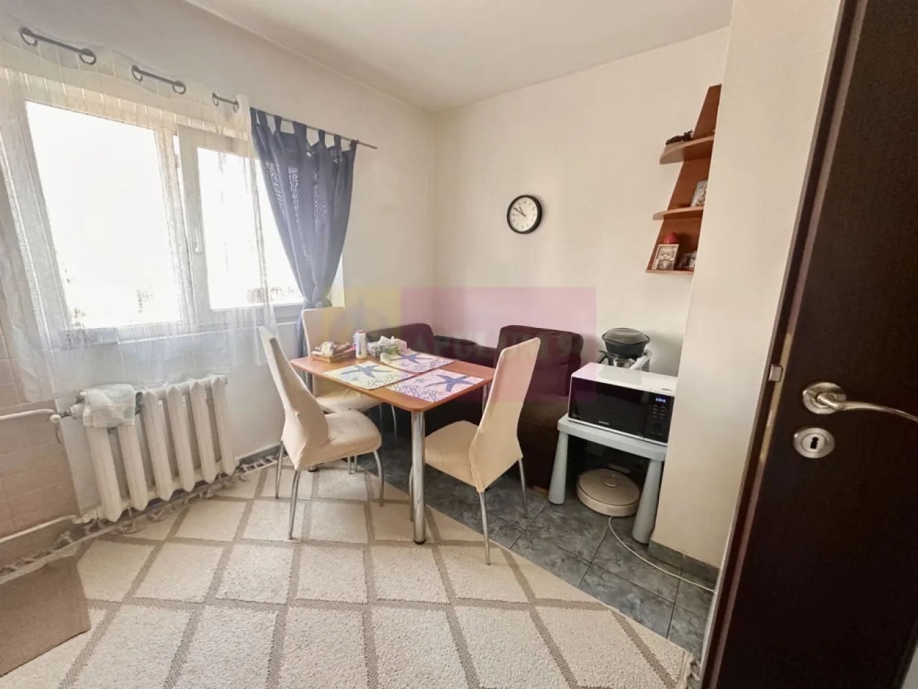 2 camere de vanzare Sebastian - Novaci - Compania imobiliara Apulum94 va propune un apartament de doua camere confort 1 sporit , decomandat , etajul 7/8, intr-un bloc 1987 situat in zona Sebastian- Novaci . Apartamentul are o serie de imbunatatiri precum usa metalica , aer conditionat , geamuri termopan , gresie , faianta, parchet ,usi interioare schimbate . Apartamentul are si loc de parcare ADP .
 Pentru mai multe detalii sau o eventuala vizionare a apartamentului va rog sa sunati la numarul de telefon 0733683454- Dorin Dinu / Apulum94.