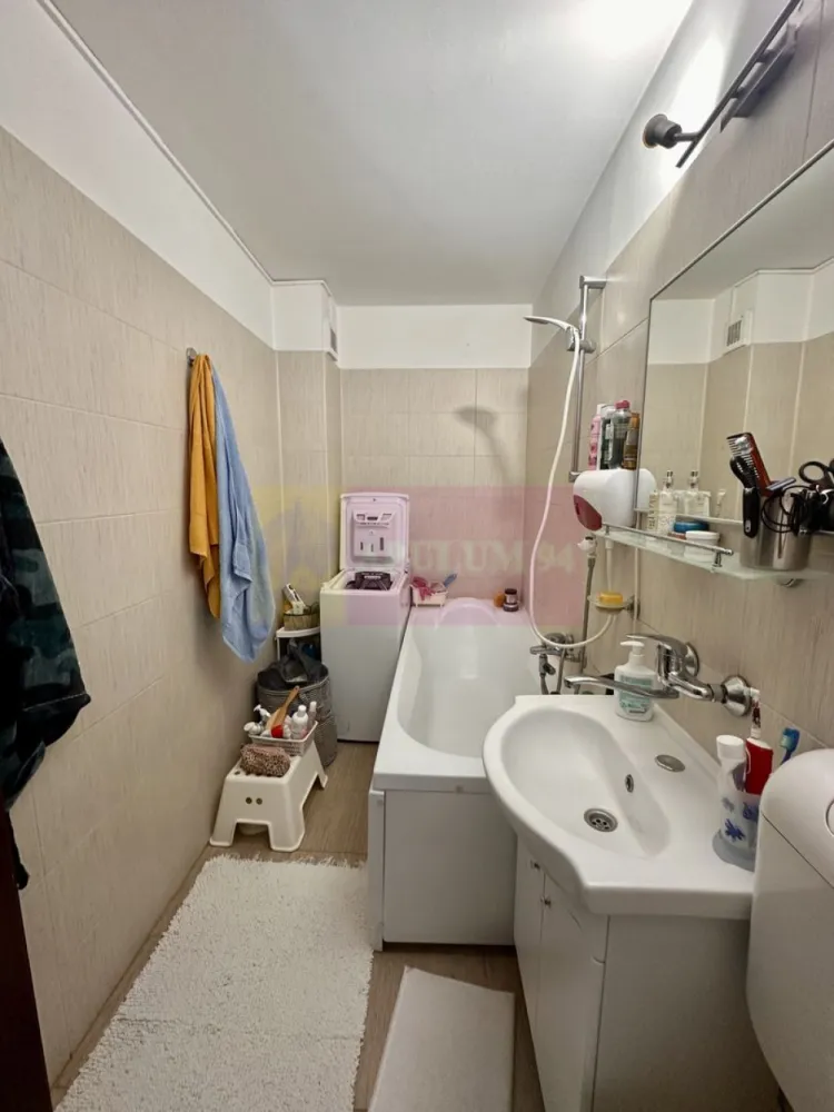 2 camere de vanzare Sebastian - Novaci - Compania imobiliara Apulum94 va propune un apartament de doua camere confort 1 sporit , decomandat , etajul 7/8, intr-un bloc 1987 situat in zona Sebastian- Novaci . Apartamentul are o serie de imbunatatiri precum usa metalica , aer conditionat , geamuri termopan , gresie , faianta, parchet ,usi interioare schimbate . Apartamentul are si loc de parcare ADP .
 Pentru mai multe detalii sau o eventuala vizionare a apartamentului va rog sa sunati la numarul de telefon 0733683454- Dorin Dinu / Apulum94.