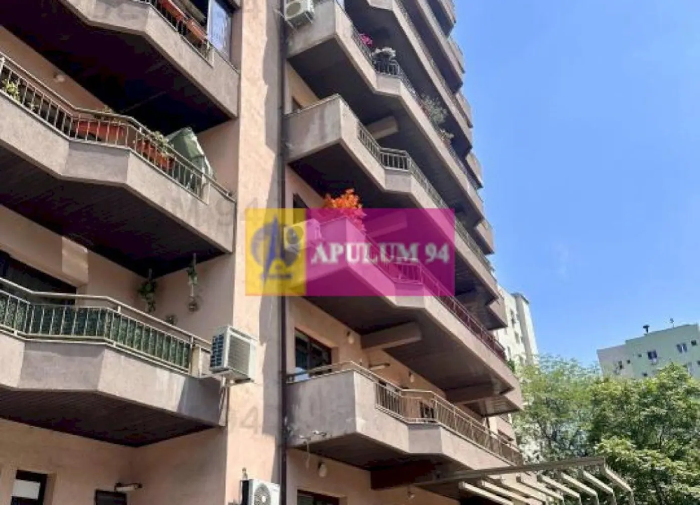 Apartament 2 camere Unirii- Turturele - Compania imobiliara Apulum94 va propune un apartament de doua camere in zona Bulevardul Unirii- strada Turturele intr-un bloc 2010.
 Situat la etajul 4 al unui bloc de 9 etaje si cu o suprafata utila de 78.14 mp plus o terasa de 7.28 mp ,rezultand o suprafata de 85.42 mp reprezinta o varianta atractiva atat pentru locuit cat si ca investitie.Apartamentul are suprafete foarte generoase : living 32,22 mp ,domitor 25,98 mp, baie 5,76 mp si bucatarie 13.18 mp.
 Pentru mai multe detalii sau o eventuala vizionare a apartamentului va ro g sunati la numarul de telefon : 0733683454- Dorin Dinu .
