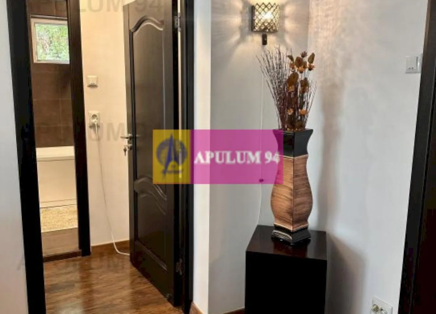 Apartament 2 camere Sebastian stradal etaj 2 - Compania imobiliara Apulum94 va propune un apartament de doua camere confort 1 semidecomandat ,etaj 2 situat in zona Sebastian (intre parcul Sebastian si strada Novaci ) intr-un bloc 1988.Suprafata utila a apartamentului este de 51 mp, suprafata totala (cu balcon) de 55 mp.
 Apartamentul se vinde mobilat si utilat conform pozelor si filmului de prezentare .
 Pentru mai multe detalii sau o eventuala vizionare a apartamentului va rog sunati la numarul de telefon 0733683454-Dorin Dinu.