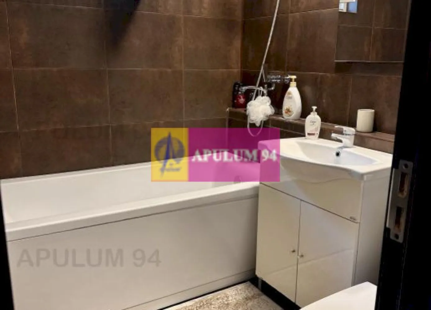 Apartament 2 camere Sebastian stradal etaj 2 - Compania imobiliara Apulum94 va propune un apartament de doua camere confort 1 semidecomandat ,etaj 2 situat in zona Sebastian (intre parcul Sebastian si strada Novaci ) intr-un bloc 1988.Suprafata utila a apartamentului este de 51 mp, suprafata totala (cu balcon) de 55 mp.
 Apartamentul se vinde mobilat si utilat conform pozelor si filmului de prezentare .
 Pentru mai multe detalii sau o eventuala vizionare a apartamentului va rog sunati la numarul de telefon 0733683454-Dorin Dinu.