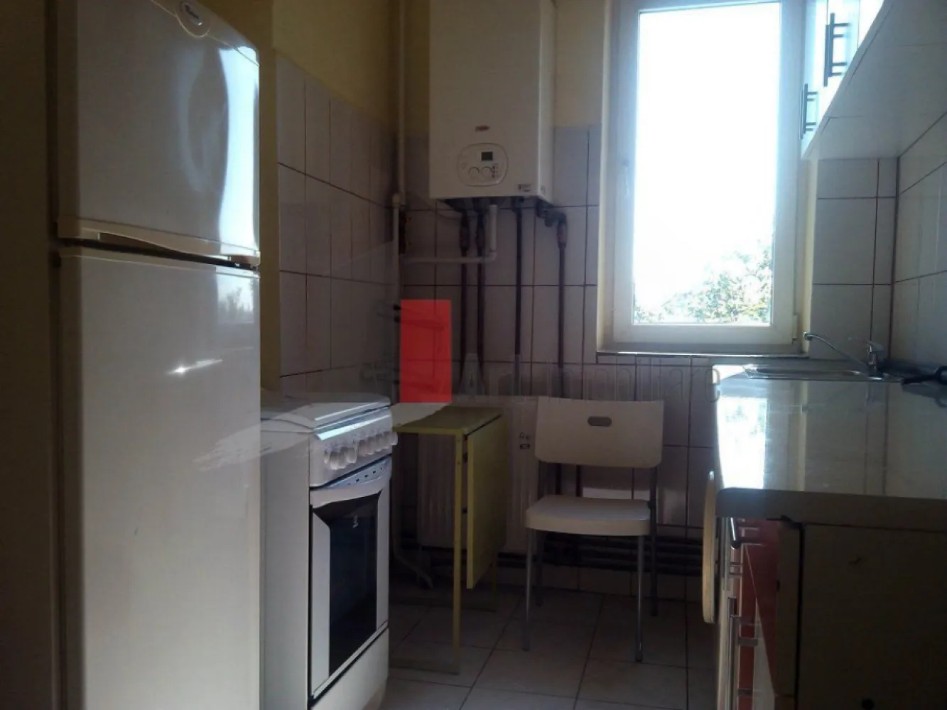 Vânzare garsonieră Tineretului - Dimitrie Cantemir - Vă prezint o garsonieră în zona Dimitrie Cantemir - Bd. Tineretului, la etajul 5/5. Garsoniera, aflată într-un bloc interbelic, beneficiază de centrală proprie și aer condiționat. Este spațioasă, iar vederea este spre străduța laterală.
Instalațiile electrice au fost schimbate. Odată cu montarea centralei, a fost schimbată instalația termică, inclusiv caloriferele. Pereții sunt cu vopsea lavabilă. Parchetul este din lemn masiv.
Proprietatea este pretabilă atât ca spațiu de locuit, cât și ca investiție. 
Baia și bucătăria necesită renovare.
În imobil nu este lift.

Camerele sunt înalte, 2,80m.

În apropiere sunt Școala 79, Liceele Ion Creangă și Gheorghe Șincai. Parcurile Tineretului și Carol sunt la 5-10 minute distanță, pe jos. La fel și stațiile de metrou Tineretului și Unirii.
