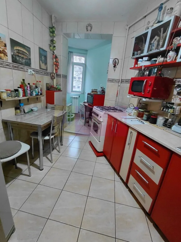 Titan Metrou M1-statia Titan si parc IOR, Bebe Tei - Va oferim spre vanzare un apartament de 2 camere in Titan, langa metrou si parcul IOR, in apropiere de Piata Minis, Lidl, Mega Image, la etajul 5/10, curat si bine intretinut, cu balcon spatios si luminos. Scara dispune de 3 lifturi moderne, blocul este anvelopat termic, scara blocului este curata impecabila cu lumina naturala. 
Apartamentul are contorizare separata: gaze, apa, curent electric. Incalzirea este de la RADET.
Dispune de urmatoarele finisaje in buna stare: gresie, faianta, parchet laminat, termopan, balconul inchis in termopan, usa metalica.
Orientare cardinala VEST.
Pentru detalii suplimentare si vizionari contactati Dona Camelia 0733683461
