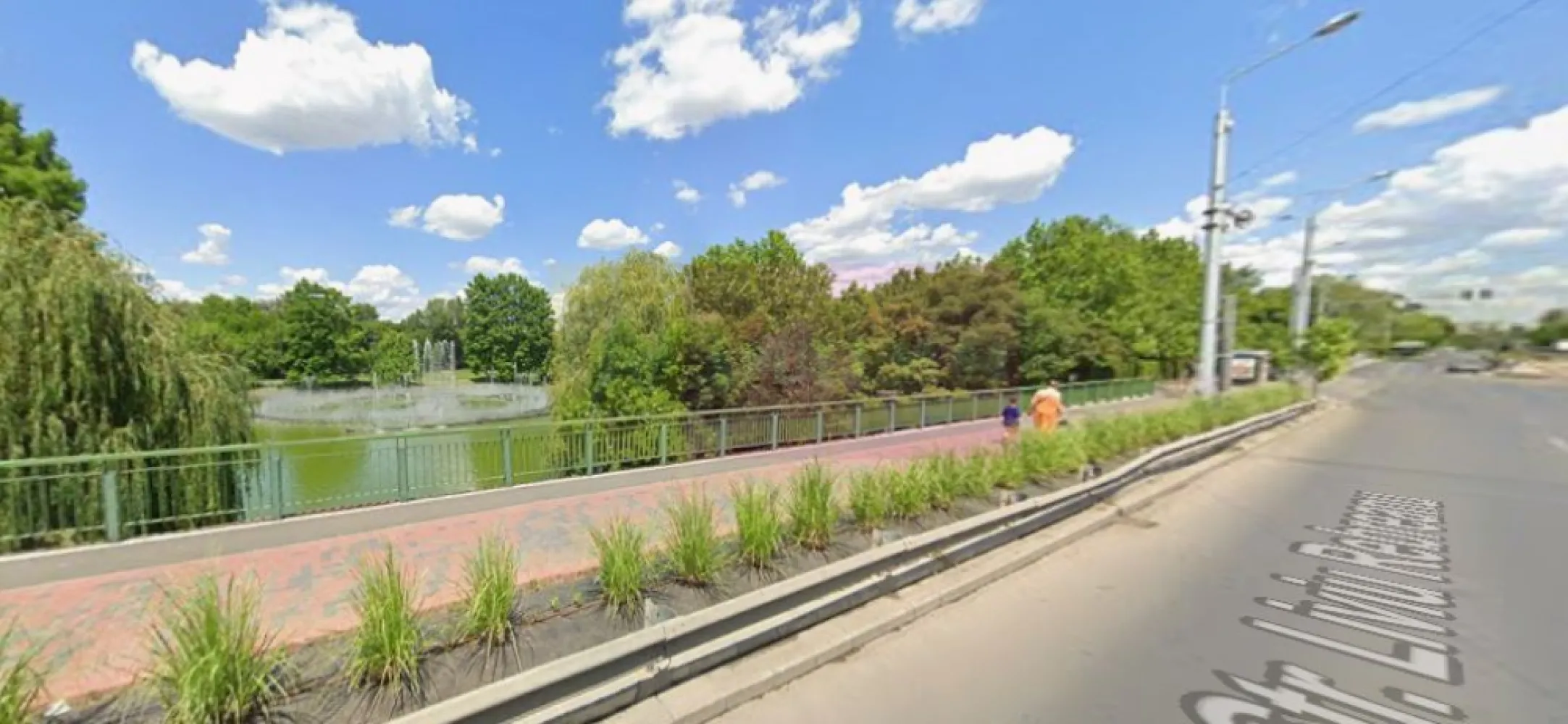 Titan Metrou M1-statia Titan si parc IOR, Bebe Tei - Va oferim spre vanzare un apartament de 2 camere in Titan, langa metrou si parcul IOR, in apropiere de Piata Minis, Lidl, Mega Image, la etajul 5/10, curat si bine intretinut, cu balcon spatios si luminos. Scara dispune de 3 lifturi moderne, blocul este anvelopat termic, scara blocului este curata impecabila cu lumina naturala. 
Apartamentul are contorizare separata: gaze, apa, curent electric. Incalzirea este de la RADET.
Dispune de urmatoarele finisaje in buna stare: gresie, faianta, parchet laminat, termopan, balconul inchis in termopan, usa metalica.
Orientare cardinala VEST.
Pentru detalii suplimentare si vizionari contactati Dona Camelia 0733683461