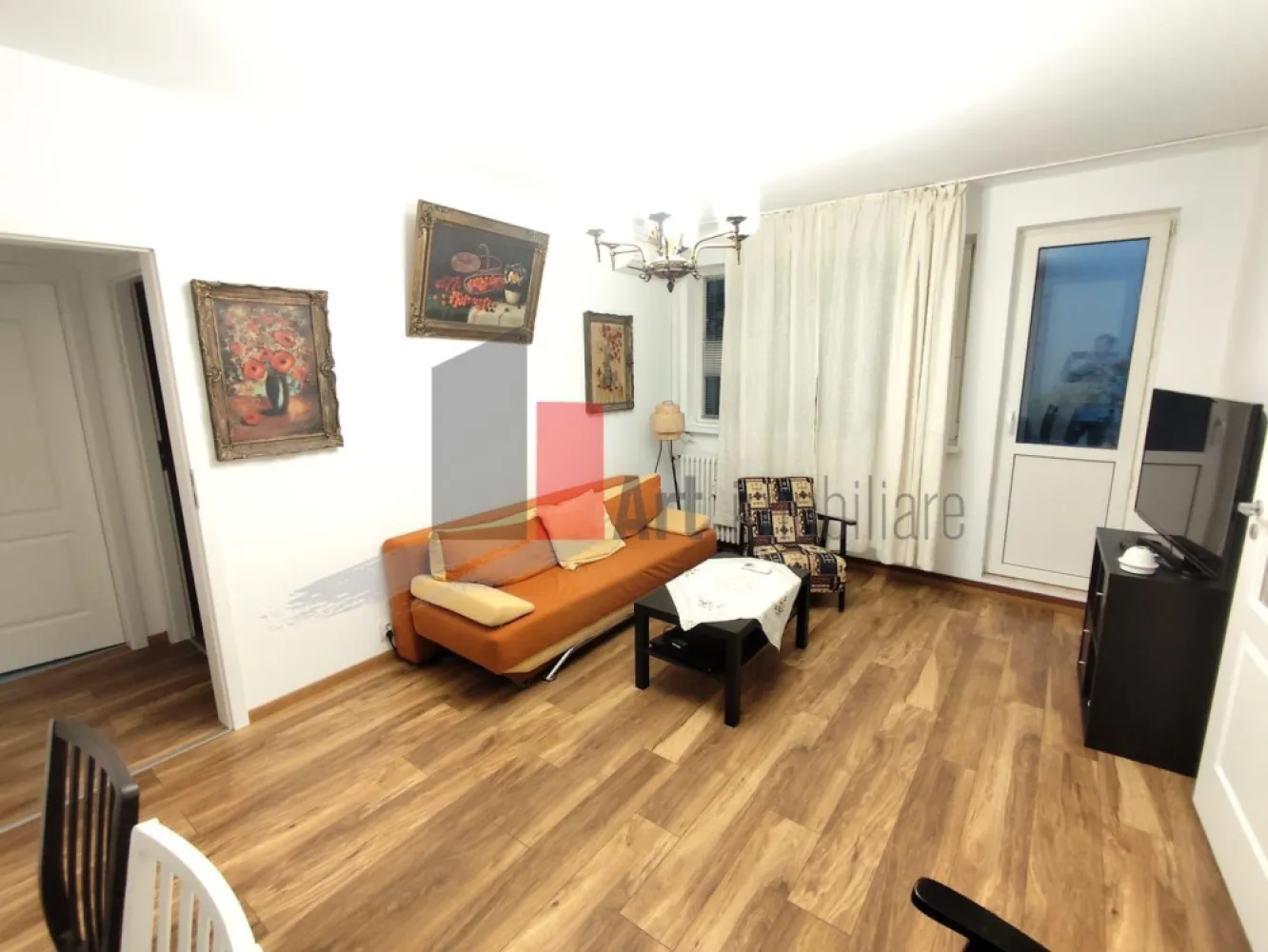 0% Comision, Apartament 2 camere, et 1/7, zona 1 Mai - 0% Comision, Vânzare Apartament 2 camere – Zona 1 Mai | Etaj 1 | Metrou în Proximitate | Balcon 4.75 mp

Se oferă spre vânzare un apartament cu 2 camere, semidecomandat, situat în zona 1 Mai, una dintre cele mai căutate locații din sectorul 1 datorită accesului rapid către toate punctele de interes ale orașului. Locuința se află la etajul 1 al unui imobil cu 7 niveluri, oferind un echilibru perfect între accesibilitate și confort.

Proprietatea este complet mobilată și utilată, fiind o opțiune excelentă atât pentru locuit, cât și pentru investiție în vederea închirierii, datorită cererii ridicate din zonă. Apartamentul beneficiază de o poziționare strategică, stația de metrou 1 Mai aflându-se la doar câteva minute de mers pe jos.

Detalii spațiu:

Suprafață utilă 43.48 mp ( nu a fost inclus balconul) bine compartimentată, ce include un balcon de 4.75 mp

Situat la etajul 1 al unui imobil cu 7 niveluri dotat cu lift

Compartimentare semidecomandată ce maximizează spațiul locuibil

Complet mobilat și utilat, gata pentru mutare imediată

Locuință bine întreținută, cu o compartimentare practică

Utilități și facilități:

Sistem de încălzire prin rețeaua de termoficare a orașului

Toate utilitățile disponibile respectiv apă, gaz, curent și canalizare

Dotări electrocasnice complete incluse în prețul de vânzare

Balcon spațios de 5 mp, ideal pentru relaxare sau depozitare

Contorizare individuală pentru un management eficient al costurilor

Avantaje:

Localizare strategică în zona 1 Mai, la câteva minute de mers pe jos de stația de metrou

Acces facil la etajul 1, fiind o variantă preferată de mulți cumpărători

Proximitate imediată față de piețe, supermarketuri, bănci și parcuri

Potențial ridicat pentru închiriere datorită poziției și dotărilor

Zonă sigură și consacrată, cu infrastructură urbană completă

Condiții de vânzare:

Toate actele sunt disponibile pentru finalizarea tranzacției

Disponibilitate pentru vizionări cu programare prealabilă

Pentru mai multe detalii sau pentru programarea unei vizionări, vă stăm la dispoziție.