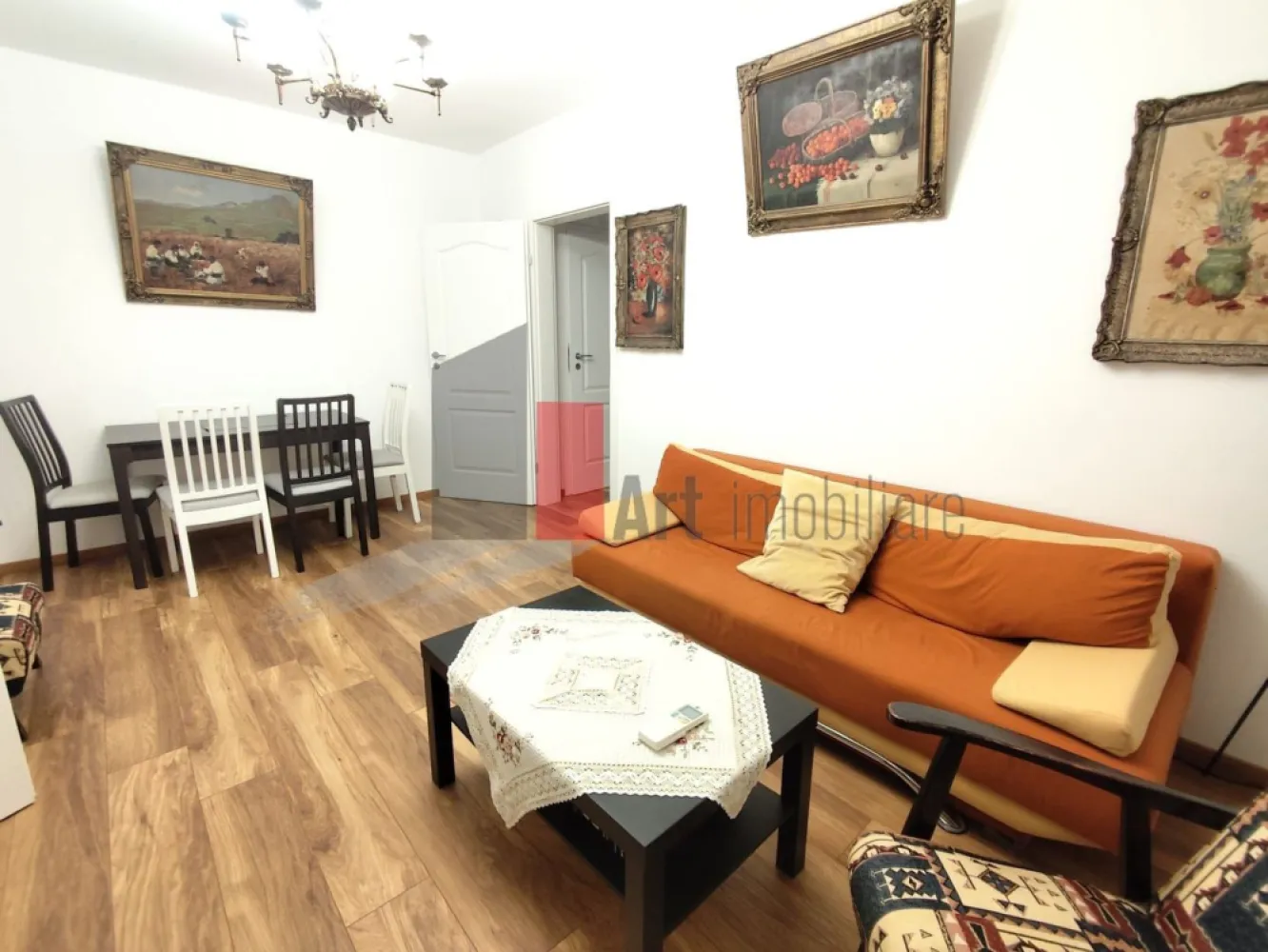 0% Comision, Apartament 2 camere, et 1/7, zona 1 Mai - 0% Comision, Vânzare Apartament 2 camere – Zona 1 Mai | Etaj 1 | Metrou în Proximitate | Balcon 4.75 mp

Se oferă spre vânzare un apartament cu 2 camere, semidecomandat, situat în zona 1 Mai, una dintre cele mai căutate locații din sectorul 1 datorită accesului rapid către toate punctele de interes ale orașului. Locuința se află la etajul 1 al unui imobil cu 7 niveluri, oferind un echilibru perfect între accesibilitate și confort.

Proprietatea este complet mobilată și utilată, fiind o opțiune excelentă atât pentru locuit, cât și pentru investiție în vederea închirierii, datorită cererii ridicate din zonă. Apartamentul beneficiază de o poziționare strategică, stația de metrou 1 Mai aflându-se la doar câteva minute de mers pe jos.

Detalii spațiu:

Suprafață utilă 43.48 mp ( nu a fost inclus balconul) bine compartimentată, ce include un balcon de 4.75 mp

Situat la etajul 1 al unui imobil cu 7 niveluri dotat cu lift

Compartimentare semidecomandată ce maximizează spațiul locuibil

Complet mobilat și utilat, gata pentru mutare imediată

Locuință bine întreținută, cu o compartimentare practică

Utilități și facilități:

Sistem de încălzire prin rețeaua de termoficare a orașului

Toate utilitățile disponibile respectiv apă, gaz, curent și canalizare

Dotări electrocasnice complete incluse în prețul de vânzare

Balcon spațios de 5 mp, ideal pentru relaxare sau depozitare

Contorizare individuală pentru un management eficient al costurilor

Avantaje:

Localizare strategică în zona 1 Mai, la câteva minute de mers pe jos de stația de metrou

Acces facil la etajul 1, fiind o variantă preferată de mulți cumpărători

Proximitate imediată față de piețe, supermarketuri, bănci și parcuri

Potențial ridicat pentru închiriere datorită poziției și dotărilor

Zonă sigură și consacrată, cu infrastructură urbană completă

Condiții de vânzare:

Toate actele sunt disponibile pentru finalizarea tranzacției

Disponibilitate pentru vizionări cu programare prealabilă

Pentru mai multe detalii sau pentru programarea unei vizionări, vă stăm la dispoziție.