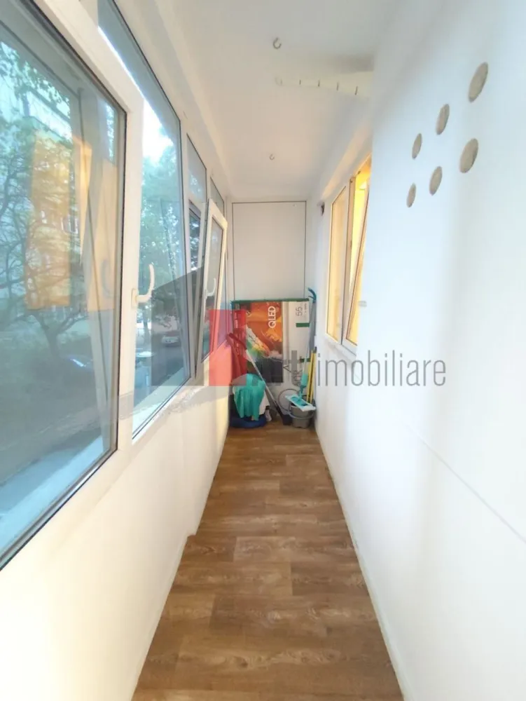 0% Comision, Apartament 2 camere, et 1/7, zona 1 Mai - 0% Comision, Vânzare Apartament 2 camere – Zona 1 Mai | Etaj 1 | Metrou în Proximitate | Balcon 4.75 mp

Se oferă spre vânzare un apartament cu 2 camere, semidecomandat, situat în zona 1 Mai, una dintre cele mai căutate locații din sectorul 1 datorită accesului rapid către toate punctele de interes ale orașului. Locuința se află la etajul 1 al unui imobil cu 7 niveluri, oferind un echilibru perfect între accesibilitate și confort.

Proprietatea este complet mobilată și utilată, fiind o opțiune excelentă atât pentru locuit, cât și pentru investiție în vederea închirierii, datorită cererii ridicate din zonă. Apartamentul beneficiază de o poziționare strategică, stația de metrou 1 Mai aflându-se la doar câteva minute de mers pe jos.

Detalii spațiu:

Suprafață utilă 43.48 mp ( nu a fost inclus balconul) bine compartimentată, ce include un balcon de 4.75 mp

Situat la etajul 1 al unui imobil cu 7 niveluri dotat cu lift

Compartimentare semidecomandată ce maximizează spațiul locuibil

Complet mobilat și utilat, gata pentru mutare imediată

Locuință bine întreținută, cu o compartimentare practică

Utilități și facilități:

Sistem de încălzire prin rețeaua de termoficare a orașului

Toate utilitățile disponibile respectiv apă, gaz, curent și canalizare

Dotări electrocasnice complete incluse în prețul de vânzare

Balcon spațios de 5 mp, ideal pentru relaxare sau depozitare

Contorizare individuală pentru un management eficient al costurilor

Avantaje:

Localizare strategică în zona 1 Mai, la câteva minute de mers pe jos de stația de metrou

Acces facil la etajul 1, fiind o variantă preferată de mulți cumpărători

Proximitate imediată față de piețe, supermarketuri, bănci și parcuri

Potențial ridicat pentru închiriere datorită poziției și dotărilor

Zonă sigură și consacrată, cu infrastructură urbană completă

Condiții de vânzare:

Toate actele sunt disponibile pentru finalizarea tranzacției

Disponibilitate pentru vizionări cu programare prealabilă

Pentru mai multe detalii sau pentru programarea unei vizionări, vă stăm la dispoziție.