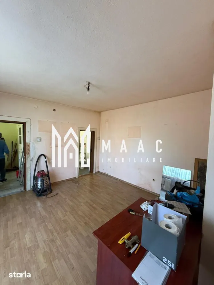 Casa 5 Camere | Teren 1.700 MP | Șura Mică - MAAC Imobiliare vă propune spre vânzare o proprietate generoasă, situată în centrul localității Șura Mică, ideală pentru locuire, activități gospodărești sau investiție.

Caracteristici principale
• teren de aproximativ 1.700 mp
• casă spațioasă de aproximativ 200 mp
• curte generoasă și multiple anexe
• proprietate bine întreținută, cu potențial ridicat

Compartimentare și dotări
• 5 camere luminoase
• 3 băi complet utilate
• ferestre mari, ce oferă lumină naturală din abundență
• pivniță uscată pe toată suprafața casei
• pod uscat și bine întreținut
• se vinde parțial mobilată

Sistem de încălzire și utilități
• centrală pe gaz
• centrală pe lemne
• puffer de 1000 L pentru eficiență sporită
• apă, gaz, curent trifazic
• fântână proprie de aproximativ 10 m

Exterior și anexe
• anexe de aproximativ 50 mp și 70 mp
• șură săsească de aproximativ 150 mp, complet uscată și foarte bine întreținută
• ideală pentru atelier, depozitare sau renovare
• grădină mare în spatele șurii
• seră existentă

Avantaje și potențial
• poziționare centrală în Șura Mică
• proprietate ideală pentru familie numeroasă
• multiple posibilități de utilizare și dezvoltare

Pentru mai multe detalii și programarea unei vizionări, vă rugăm să ne contactați și să specificaț ID:CP3091472