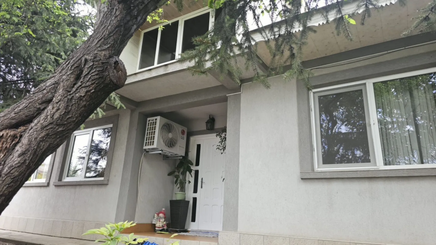 De vanzare casa in comuna Pechea, 165.000 euro negociabil - Vă prezentăm spre achiziție o proprietate îngrijită, situată într-o zonă liniștită din localitatea Pechea, ideală pentru o familie care își dorește confort, spațiu și intimitate.
Proprietatea este amplasată pe un teren intravilan cu suprafața de 850 mp și dispune de o casă construită din cărămidă, pe sol, cu suprafața de 102 mp.
Compartimentarea este practică și funcțională, fiind compusă din hol, 2 dormitoare, living, bucătărie, grup sanitar cu geam și terasă acoperită.
Casa beneficiază de acoperiș din tablă, tâmplărie exterioară PVC cu geam termopan, aer condiționat, parchet, gresie și faianță. În curte se află o terasă din zidărie, perfectă pentru relaxare și petrecerea timpului în aer liber. Proprietatea este împrejmuită cu gard din zidărie și ornamente din fier forjat.
Încălzirea se realizează cu sobe de teracotă pe lemne. Imobilul este racordat la apă, electricitate și canalizare.
Proprietatea beneficiază de ieșire la 2 străzi, stradă asfaltată și iluminat stradal.
Se vinde parțial mobilată și utilată.
Preț de vânzare: 165.000 euro, negociabil.
Pentru mai multe detalii și programarea unei vizionări:
Ene Marian – 0740.949.871