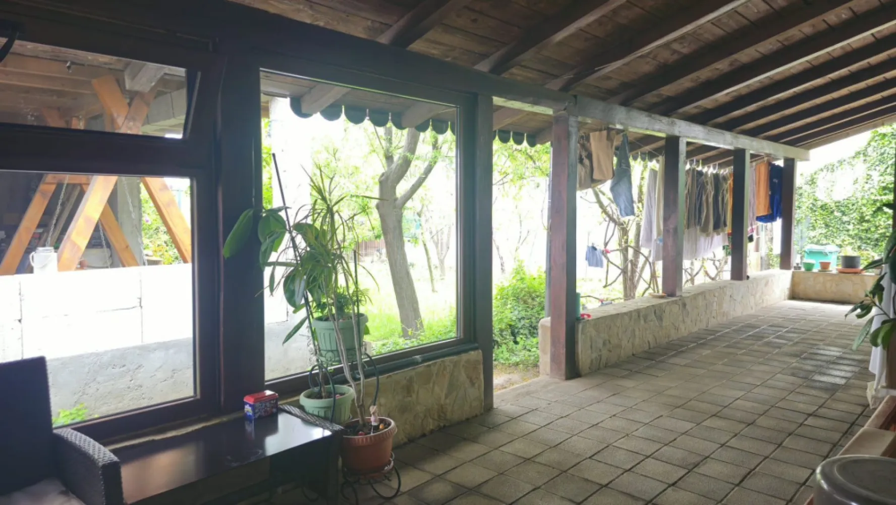 De vanzare casa in comuna Pechea, 165.000 euro negociabil - Vă prezentăm spre achiziție o proprietate îngrijită, situată într-o zonă liniștită din localitatea Pechea, ideală pentru o familie care își dorește confort, spațiu și intimitate.
Proprietatea este amplasată pe un teren intravilan cu suprafața de 850 mp și dispune de o casă construită din cărămidă, pe sol, cu suprafața de 102 mp.
Compartimentarea este practică și funcțională, fiind compusă din hol, 2 dormitoare, living, bucătărie, grup sanitar cu geam și terasă acoperită.
Casa beneficiază de acoperiș din tablă, tâmplărie exterioară PVC cu geam termopan, aer condiționat, parchet, gresie și faianță. În curte se află o terasă din zidărie, perfectă pentru relaxare și petrecerea timpului în aer liber. Proprietatea este împrejmuită cu gard din zidărie și ornamente din fier forjat.
Încălzirea se realizează cu sobe de teracotă pe lemne. Imobilul este racordat la apă, electricitate și canalizare.
Proprietatea beneficiază de ieșire la 2 străzi, stradă asfaltată și iluminat stradal.
Se vinde parțial mobilată și utilată.
Preț de vânzare: 165.000 euro, negociabil.
Pentru mai multe detalii și programarea unei vizionări:
Ene Marian – 0740.949.871