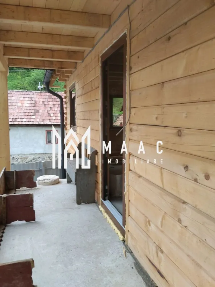 Casă nouă din lemn | Curte generoasă | Rășinari - MAAC Imobiliare vă propune spre vânzare o casă nou construită din lemn, amplasată într-o zonă liniștită și verde, la doar 15 minute de Sibiu.

Caracteristici principale
• suprafață utilă de 122 mp
• teren generos de 969 mp
• deschidere la stradă de aproximativ 20 m
• posibilitate amenajare garaj
• construcție modernă, eficientă și primitoare

Compartimentare

Pivniță / cameră tehnică – 12 mp
• spațiu tehnic și depozitare

Parter – 50 mp
• living spațios
• bucătărie
• baie

Etaj – 60 mp
• 2 dormitoare
• hol
• baie

Dotări și finisaje
• acoperiș din țiglă metalică Retro Panel
• geamuri tripan cu tâmplărie PVC imitație nuc
• instalație electrică nouă
• încălzire în pardoseală

Avantaje și potențial
• zonă liniștită, cu acces facil către Sibiu
• curte și grădină generoasă
• ideală pentru locuință permanentă sau casă de vacanță
• potențial excelent pentru pensiune sau investiție turistică

 Pentru mai multe detalii și programarea unei vizionări, vă rugăm să ne contactați și să specificați ID:CP3091454