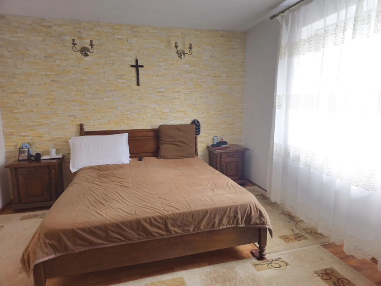 De vanzare casa in comuna Pechea, 165.000 euro negociabil - Vă prezentăm spre achiziție o proprietate îngrijită, situată într-o zonă liniștită din localitatea Pechea, ideală pentru o familie care își dorește confort, spațiu și intimitate.
Proprietatea este amplasată pe un teren intravilan cu suprafața de 850 mp și dispune de o casă construită din cărămidă, pe sol, cu suprafața de 102 mp.
Compartimentarea este practică și funcțională, fiind compusă din hol, 2 dormitoare, living, bucătărie, grup sanitar cu geam și terasă acoperită.
Casa beneficiază de acoperiș din tablă, tâmplărie exterioară PVC cu geam termopan, aer condiționat, parchet, gresie și faianță. În curte se află o terasă din zidărie, perfectă pentru relaxare și petrecerea timpului în aer liber. Proprietatea este împrejmuită cu gard din zidărie și ornamente din fier forjat.
Încălzirea se realizează cu sobe de teracotă pe lemne. Imobilul este racordat la apă, electricitate și canalizare.
Proprietatea beneficiază de ieșire la 2 străzi, stradă asfaltată și iluminat stradal.
Se vinde parțial mobilată și utilată.
Preț de vânzare: 165.000 euro, negociabil.
Pentru mai multe detalii și programarea unei vizionări:
Ene Marian – 0740.949.871