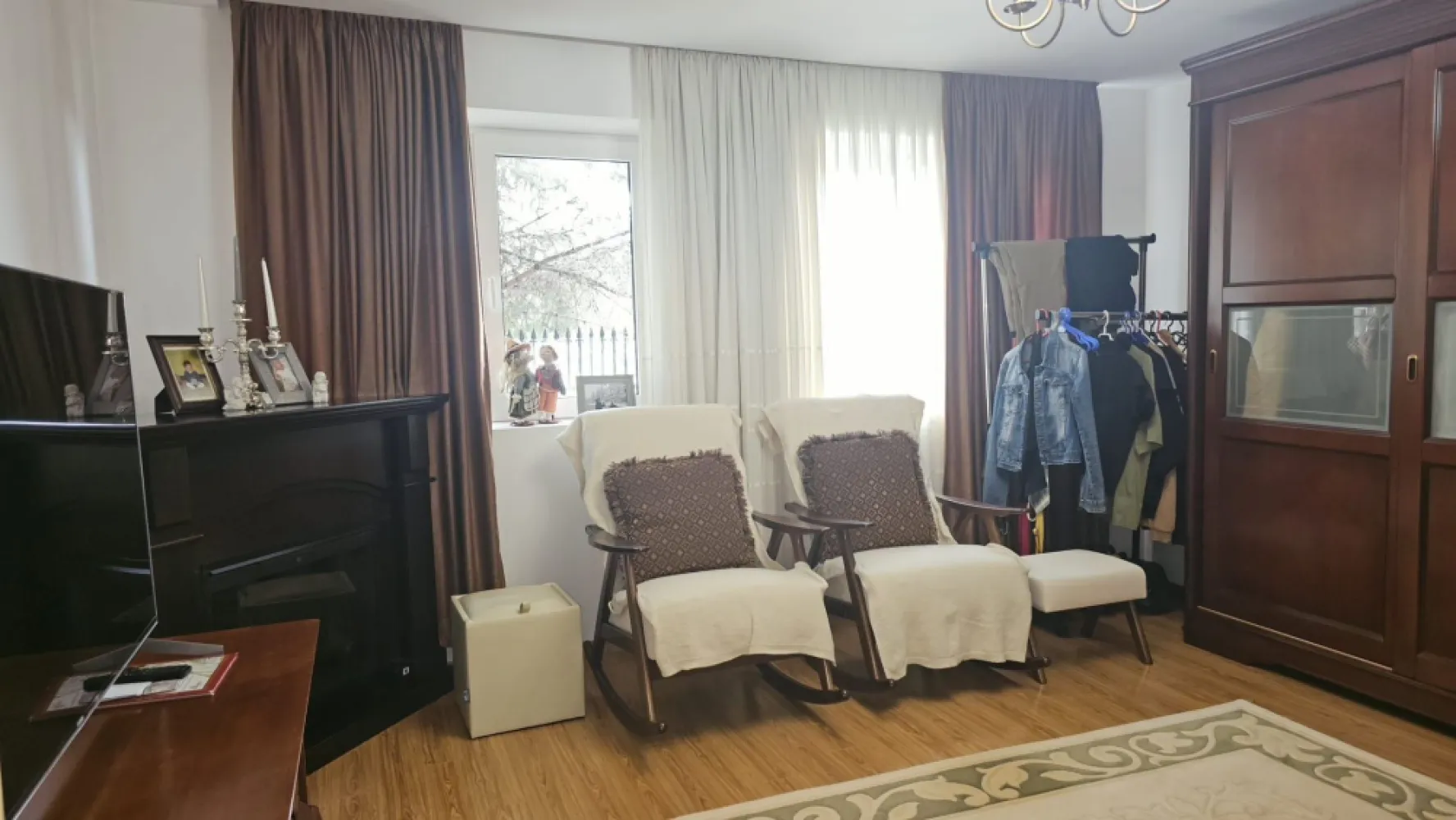 De vanzare casa in comuna Pechea, 165.000 euro negociabil - Vă prezentăm spre achiziție o proprietate îngrijită, situată într-o zonă liniștită din localitatea Pechea, ideală pentru o familie care își dorește confort, spațiu și intimitate.
Proprietatea este amplasată pe un teren intravilan cu suprafața de 850 mp și dispune de o casă construită din cărămidă, pe sol, cu suprafața de 102 mp.
Compartimentarea este practică și funcțională, fiind compusă din hol, 2 dormitoare, living, bucătărie, grup sanitar cu geam și terasă acoperită.
Casa beneficiază de acoperiș din tablă, tâmplărie exterioară PVC cu geam termopan, aer condiționat, parchet, gresie și faianță. În curte se află o terasă din zidărie, perfectă pentru relaxare și petrecerea timpului în aer liber. Proprietatea este împrejmuită cu gard din zidărie și ornamente din fier forjat.
Încălzirea se realizează cu sobe de teracotă pe lemne. Imobilul este racordat la apă, electricitate și canalizare.
Proprietatea beneficiază de ieșire la 2 străzi, stradă asfaltată și iluminat stradal.
Se vinde parțial mobilată și utilată.
Preț de vânzare: 165.000 euro, negociabil.
Pentru mai multe detalii și programarea unei vizionări:
Ene Marian – 0740.949.871