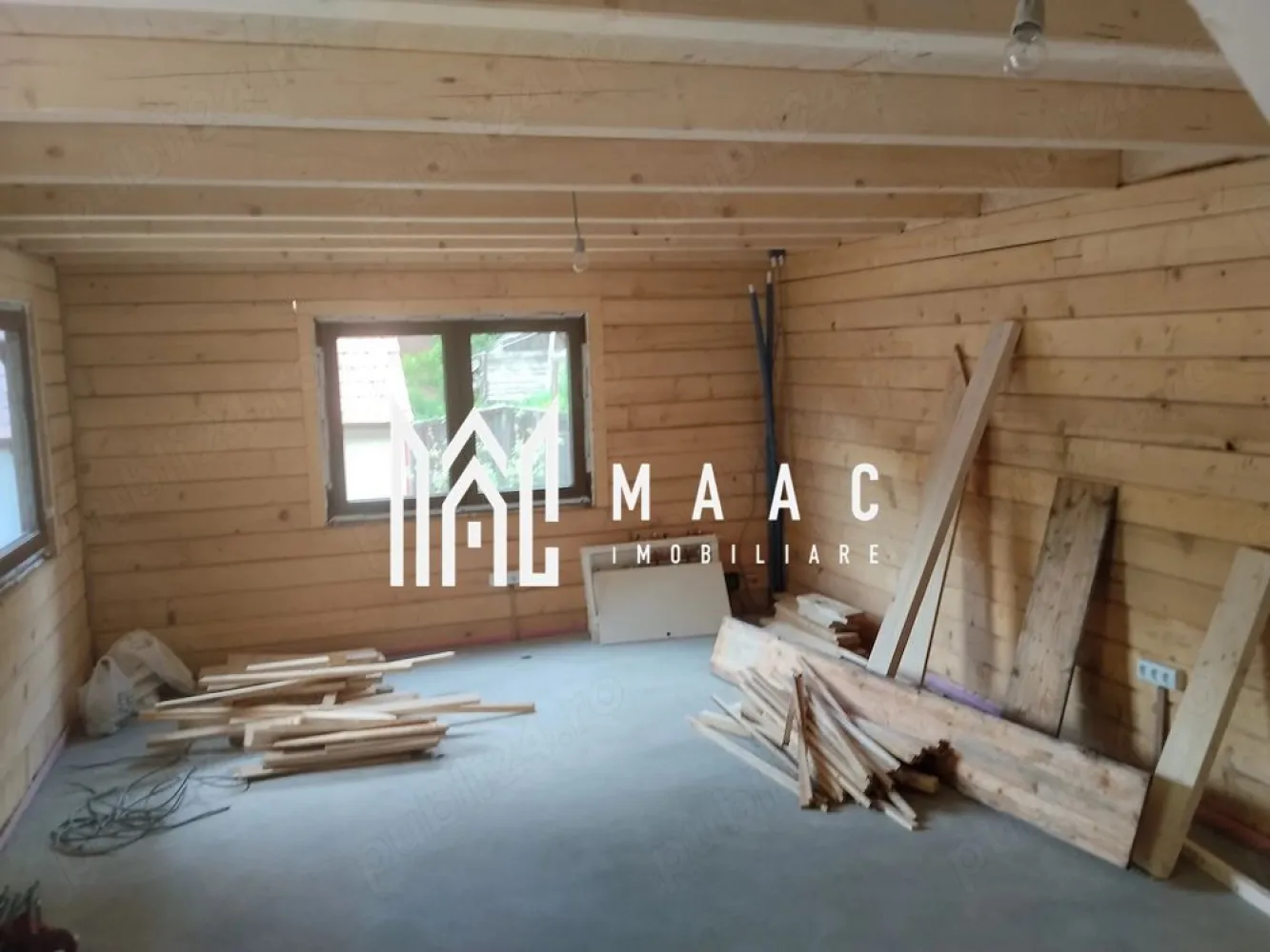Casă nouă din lemn | Curte generoasă | Rășinari - MAAC Imobiliare vă propune spre vânzare o casă nou construită din lemn, amplasată într-o zonă liniștită și verde, la doar 15 minute de Sibiu.

Caracteristici principale
• suprafață utilă de 122 mp
• teren generos de 969 mp
• deschidere la stradă de aproximativ 20 m
• posibilitate amenajare garaj
• construcție modernă, eficientă și primitoare

Compartimentare

Pivniță / cameră tehnică – 12 mp
• spațiu tehnic și depozitare

Parter – 50 mp
• living spațios
• bucătărie
• baie

Etaj – 60 mp
• 2 dormitoare
• hol
• baie

Dotări și finisaje
• acoperiș din țiglă metalică Retro Panel
• geamuri tripan cu tâmplărie PVC imitație nuc
• instalație electrică nouă
• încălzire în pardoseală

Avantaje și potențial
• zonă liniștită, cu acces facil către Sibiu
• curte și grădină generoasă
• ideală pentru locuință permanentă sau casă de vacanță
• potențial excelent pentru pensiune sau investiție turistică

 Pentru mai multe detalii și programarea unei vizionări, vă rugăm să ne contactați și să specificați ID:CP3091454