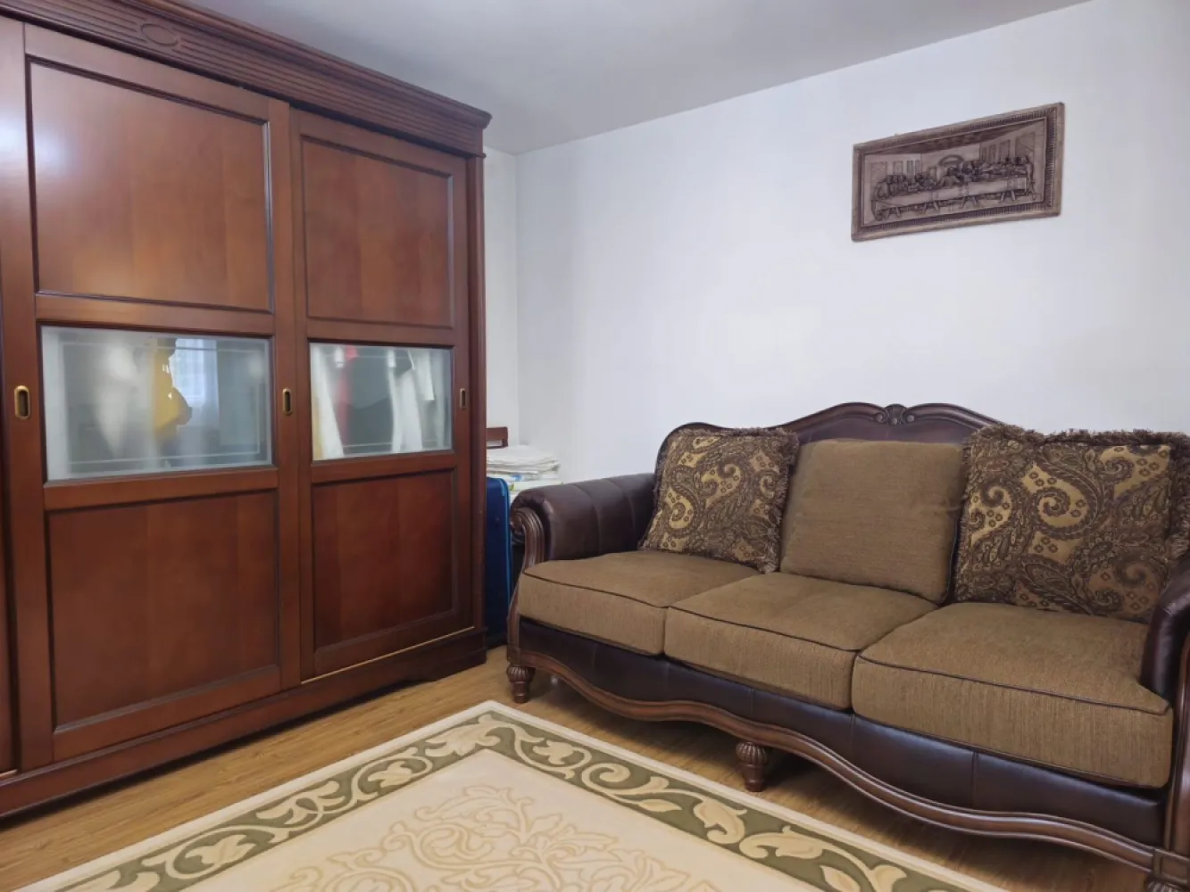 De vanzare casa in comuna Pechea, 165.000 euro negociabil - Vă prezentăm spre achiziție o proprietate îngrijită, situată într-o zonă liniștită din localitatea Pechea, ideală pentru o familie care își dorește confort, spațiu și intimitate.
Proprietatea este amplasată pe un teren intravilan cu suprafața de 850 mp și dispune de o casă construită din cărămidă, pe sol, cu suprafața de 102 mp.
Compartimentarea este practică și funcțională, fiind compusă din hol, 2 dormitoare, living, bucătărie, grup sanitar cu geam și terasă acoperită.
Casa beneficiază de acoperiș din tablă, tâmplărie exterioară PVC cu geam termopan, aer condiționat, parchet, gresie și faianță. În curte se află o terasă din zidărie, perfectă pentru relaxare și petrecerea timpului în aer liber. Proprietatea este împrejmuită cu gard din zidărie și ornamente din fier forjat.
Încălzirea se realizează cu sobe de teracotă pe lemne. Imobilul este racordat la apă, electricitate și canalizare.
Proprietatea beneficiază de ieșire la 2 străzi, stradă asfaltată și iluminat stradal.
Se vinde parțial mobilată și utilată.
Preț de vânzare: 165.000 euro, negociabil.
Pentru mai multe detalii și programarea unei vizionări:
Ene Marian – 0740.949.871