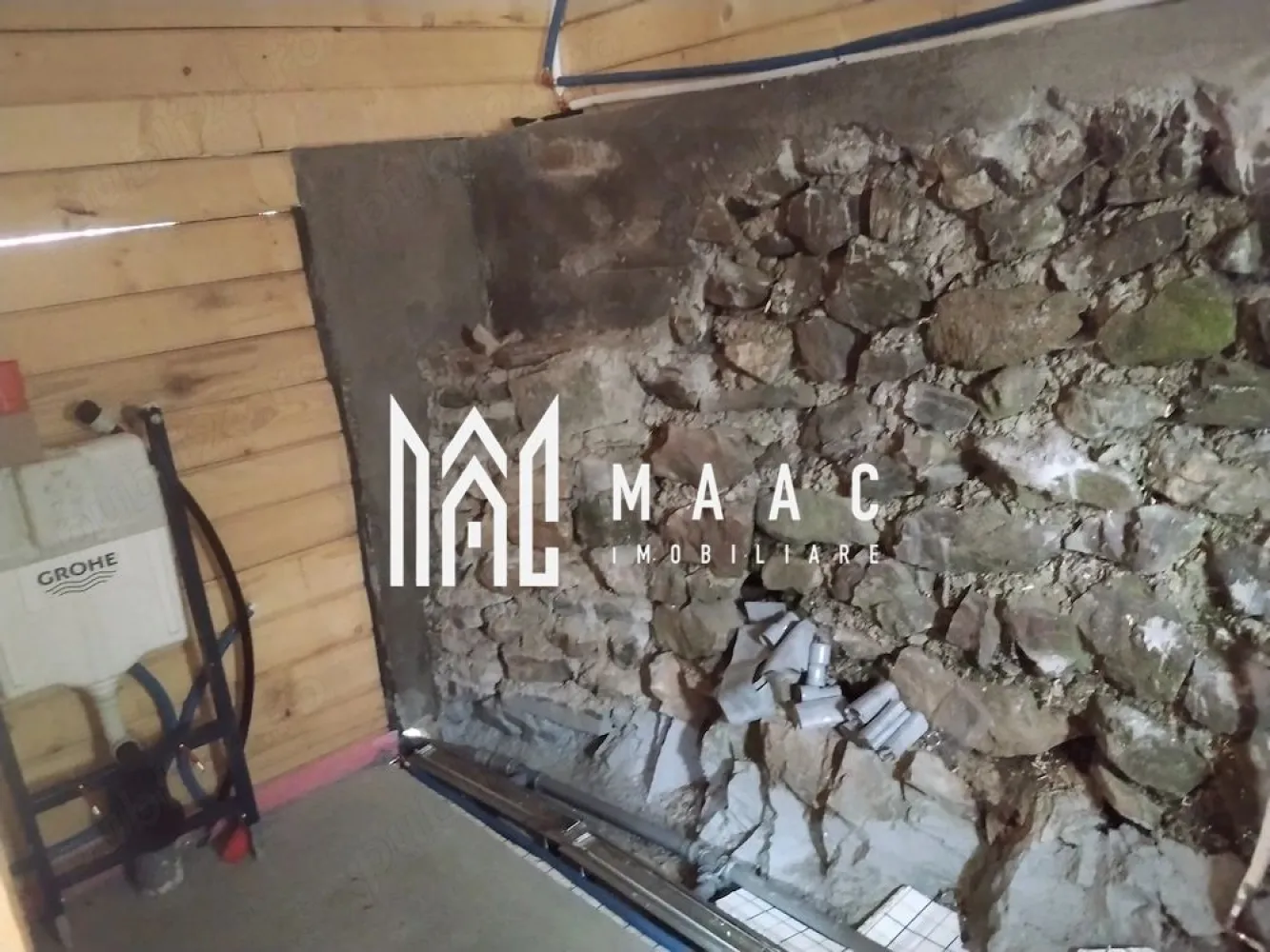 Casă nouă din lemn | Curte generoasă | Rășinari - MAAC Imobiliare vă propune spre vânzare o casă nou construită din lemn, amplasată într-o zonă liniștită și verde, la doar 15 minute de Sibiu.

Caracteristici principale
• suprafață utilă de 122 mp
• teren generos de 969 mp
• deschidere la stradă de aproximativ 20 m
• posibilitate amenajare garaj
• construcție modernă, eficientă și primitoare

Compartimentare

Pivniță / cameră tehnică – 12 mp
• spațiu tehnic și depozitare

Parter – 50 mp
• living spațios
• bucătărie
• baie

Etaj – 60 mp
• 2 dormitoare
• hol
• baie

Dotări și finisaje
• acoperiș din țiglă metalică Retro Panel
• geamuri tripan cu tâmplărie PVC imitație nuc
• instalație electrică nouă
• încălzire în pardoseală

Avantaje și potențial
• zonă liniștită, cu acces facil către Sibiu
• curte și grădină generoasă
• ideală pentru locuință permanentă sau casă de vacanță
• potențial excelent pentru pensiune sau investiție turistică

 Pentru mai multe detalii și programarea unei vizionări, vă rugăm să ne contactați și să specificați ID:CP3091454