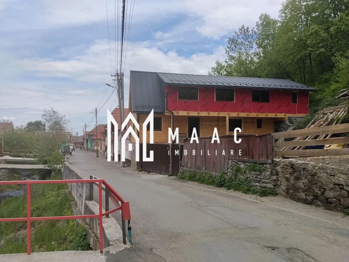 Casă nouă din lemn | Curte generoasă | Rășinari - MAAC Imobiliare vă propune spre vânzare o casă nou construită din lemn, amplasată într-o zonă liniștită și verde, la doar 15 minute de Sibiu.

Caracteristici principale
• suprafață utilă de 122 mp
• teren generos de 969 mp
• deschidere la stradă de aproximativ 20 m
• posibilitate amenajare garaj
• construcție modernă, eficientă și primitoare

Compartimentare

Pivniță / cameră tehnică – 12 mp
• spațiu tehnic și depozitare

Parter – 50 mp
• living spațios
• bucătărie
• baie

Etaj – 60 mp
• 2 dormitoare
• hol
• baie

Dotări și finisaje
• acoperiș din țiglă metalică Retro Panel
• geamuri tripan cu tâmplărie PVC imitație nuc
• instalație electrică nouă
• încălzire în pardoseală

Avantaje și potențial
• zonă liniștită, cu acces facil către Sibiu
• curte și grădină generoasă
• ideală pentru locuință permanentă sau casă de vacanță
• potențial excelent pentru pensiune sau investiție turistică

 Pentru mai multe detalii și programarea unei vizionări, vă rugăm să ne contactați și să specificați ID:CP3091454
