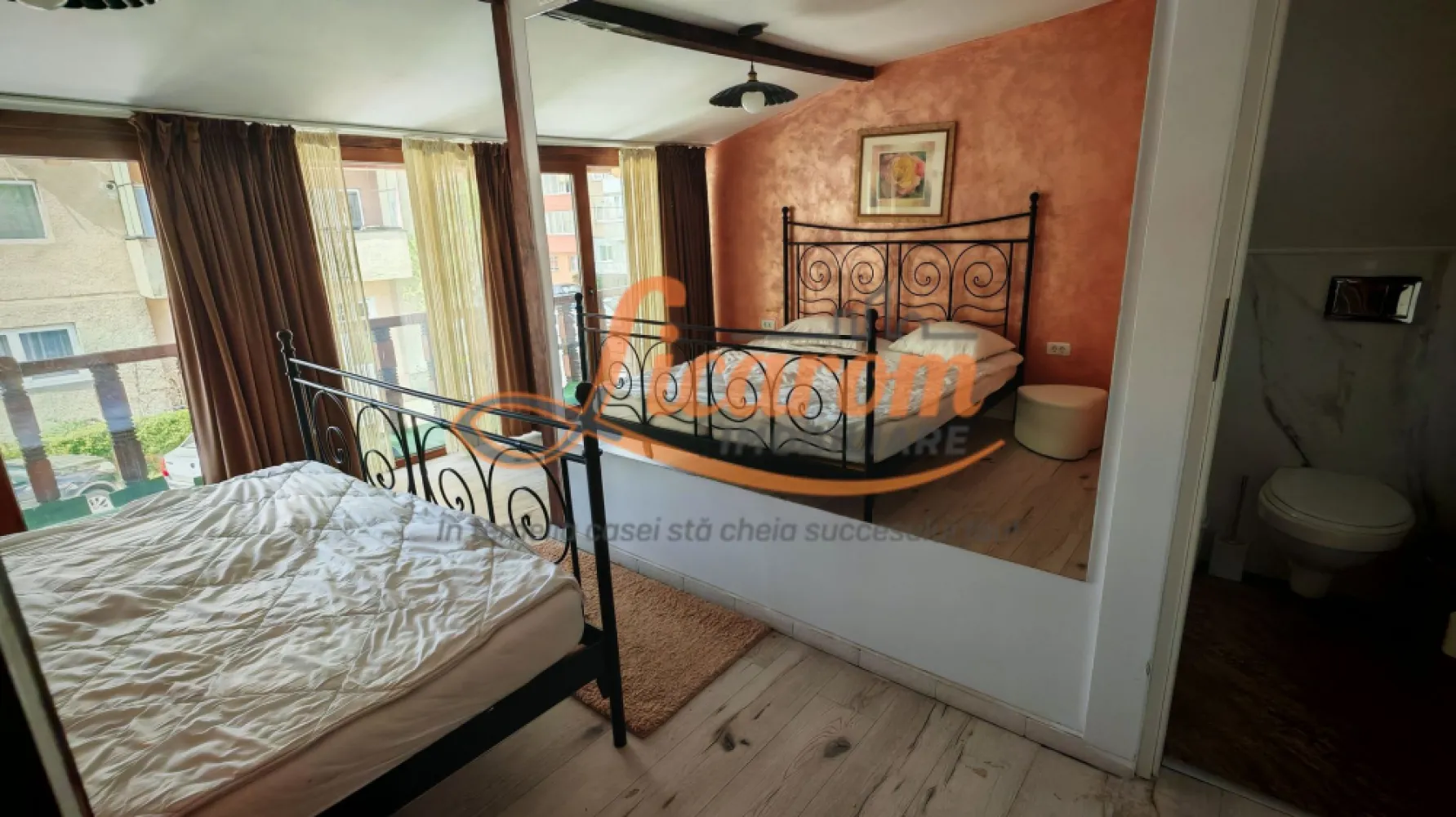 Vila 10 camere,pretabil compartimentare in 2 unitati separate,ASTRA. - Licarom Imobiliare propune spre vanzare in cartierul Astra apropiere de Calea Bucuresti o proprietate compusa din 10 camere care a fost amenajata modern si poate fi inchiriata pe termen lung sau in regim hotelier.
Proprietatea este compartimentata dupa cum urmeaza:
-PRIMA UNITATE LOCATIVA COMPUSA dintr-un studio (hol,baie,camera,dormitor si chichineta) și un apartament cu 2 dormitoare,2 bai si bucatarie .
-A DOUA UNITATE LOCATIVA COMPUSA dintr-un apartament cu 2 camere,chicineta si baie; alte doua camere cu baie proprie; si un apartament cu 2 camere,baie si chicineta.
Toate spatiile sunt recent amenajate(gresie,granit,parchet,faianta,geamuri termopan PVC,centrala termica pe gaz) -mobilate si utilate complet pentru a putea fi inchiriate pe termen lung sau pentru a putea functiona in regim de inchiriere hotelier.
MOMENTAN proprietatea este PARTIAL INCHIRIATA si produce venituri lunare de aproximativ 2500-3000 euro.
Curtea este frumoasa si curata.
Pretul este 328000 euro.
SE POATE VINDE TOATA SAU SEPARAT PE 2 UNITATI LOCATIVE .
Pentru mai multe informatii si vizionari,nu ezitati sa ne contactati la telefon 0723985424 Consultant imobiliar Liliana si 0741059397. Consultant imobiliar Calin