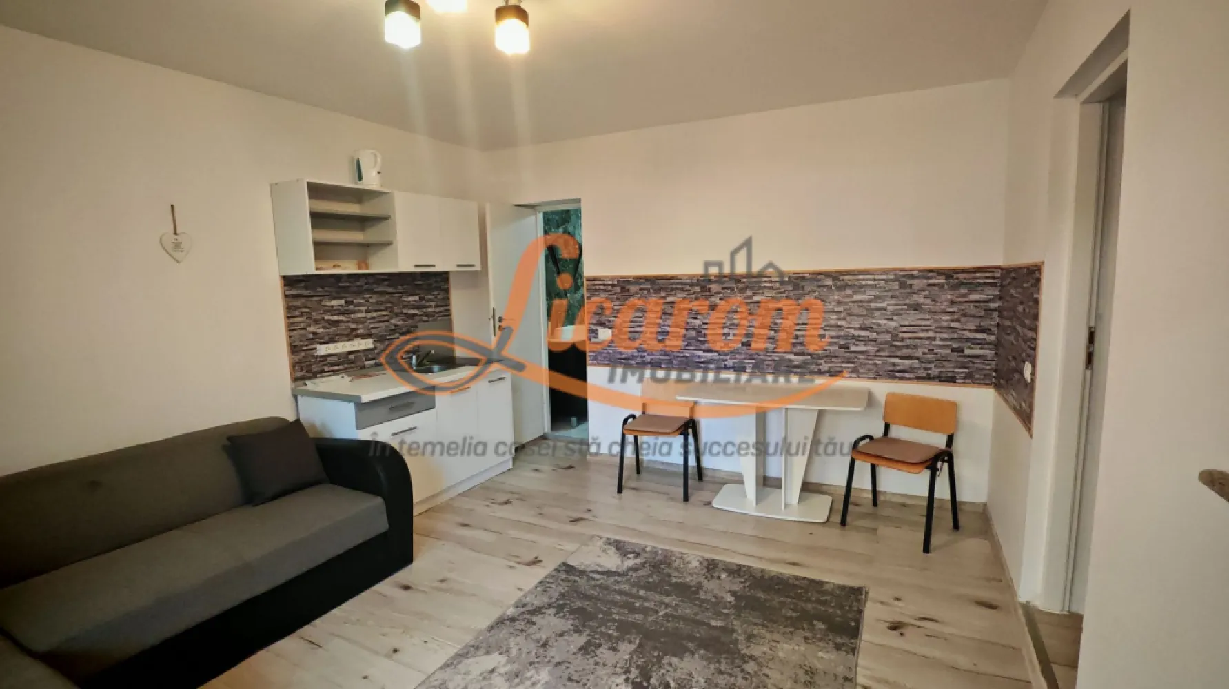 Vila 10 camere,pretabil compartimentare in 2 unitati separate,ASTRA. - Licarom Imobiliare propune spre vanzare in cartierul Astra apropiere de Calea Bucuresti o proprietate compusa din 10 camere care a fost amenajata modern si poate fi inchiriata pe termen lung sau in regim hotelier.
Proprietatea este compartimentata dupa cum urmeaza:
-PRIMA UNITATE LOCATIVA COMPUSA dintr-un studio (hol,baie,camera,dormitor si chichineta) și un apartament cu 2 dormitoare,2 bai si bucatarie .
-A DOUA UNITATE LOCATIVA COMPUSA dintr-un apartament cu 2 camere,chicineta si baie; alte doua camere cu baie proprie; si un apartament cu 2 camere,baie si chicineta.
Toate spatiile sunt recent amenajate(gresie,granit,parchet,faianta,geamuri termopan PVC,centrala termica pe gaz) -mobilate si utilate complet pentru a putea fi inchiriate pe termen lung sau pentru a putea functiona in regim de inchiriere hotelier.
MOMENTAN proprietatea este PARTIAL INCHIRIATA si produce venituri lunare de aproximativ 2500-3000 euro.
Curtea este frumoasa si curata.
Pretul este 328000 euro.
SE POATE VINDE TOATA SAU SEPARAT PE 2 UNITATI LOCATIVE .
Pentru mai multe informatii si vizionari,nu ezitati sa ne contactati la telefon 0723985424 Consultant imobiliar Liliana si 0741059397. Consultant imobiliar Calin